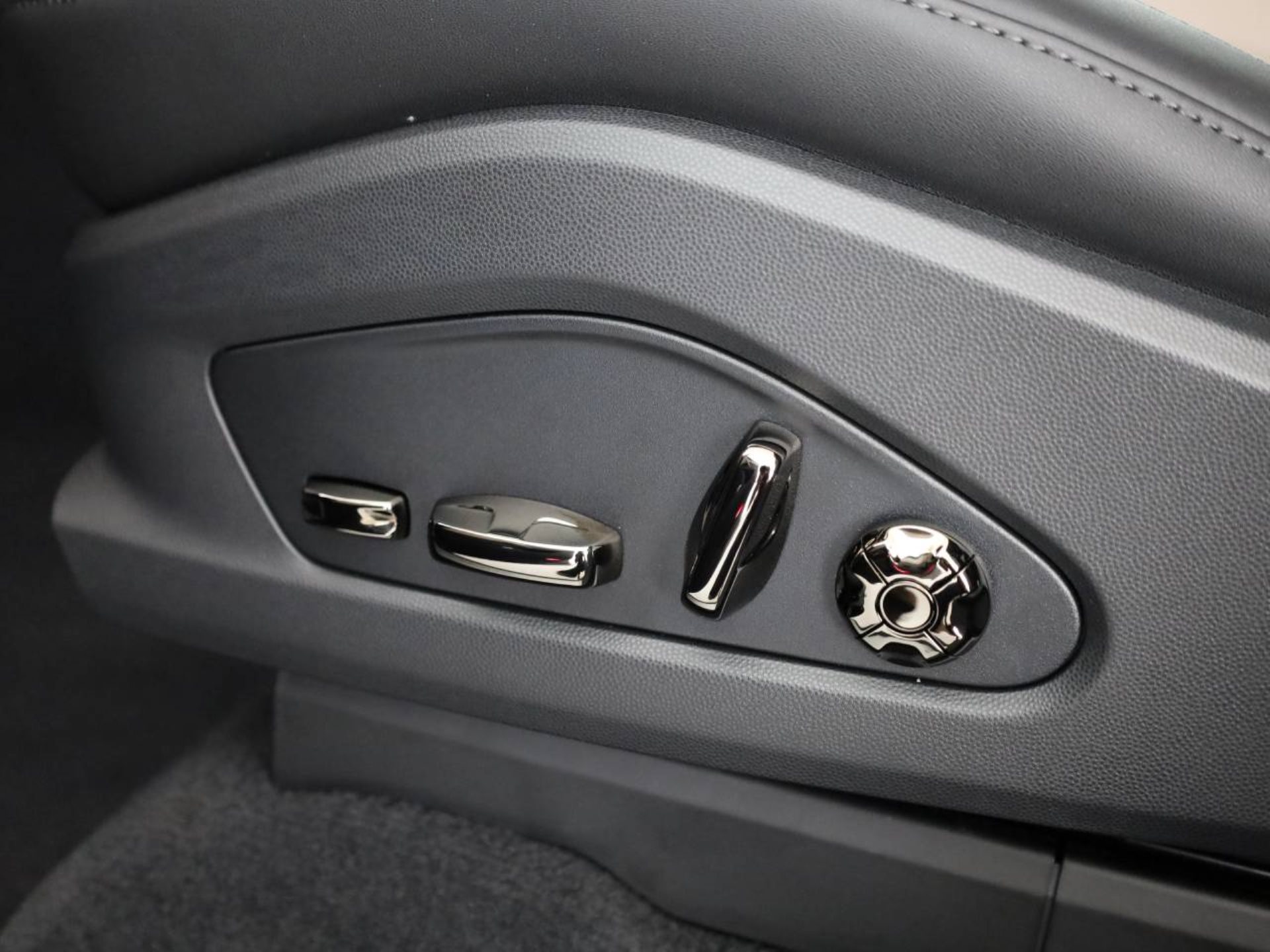 PORSCHE Cayenne Electric-image-17