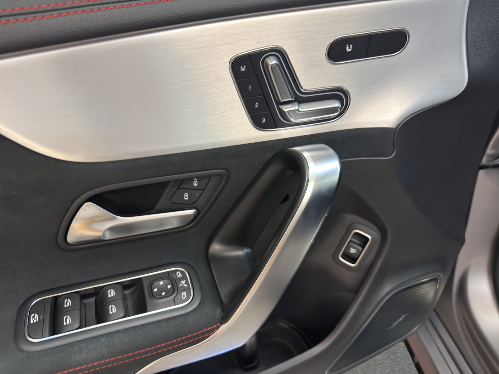 MERCEDES-BENZ CLA 35 4M - AMG / 360 Grad Kamera / Panorama-Dach / Soundsystem-image-12