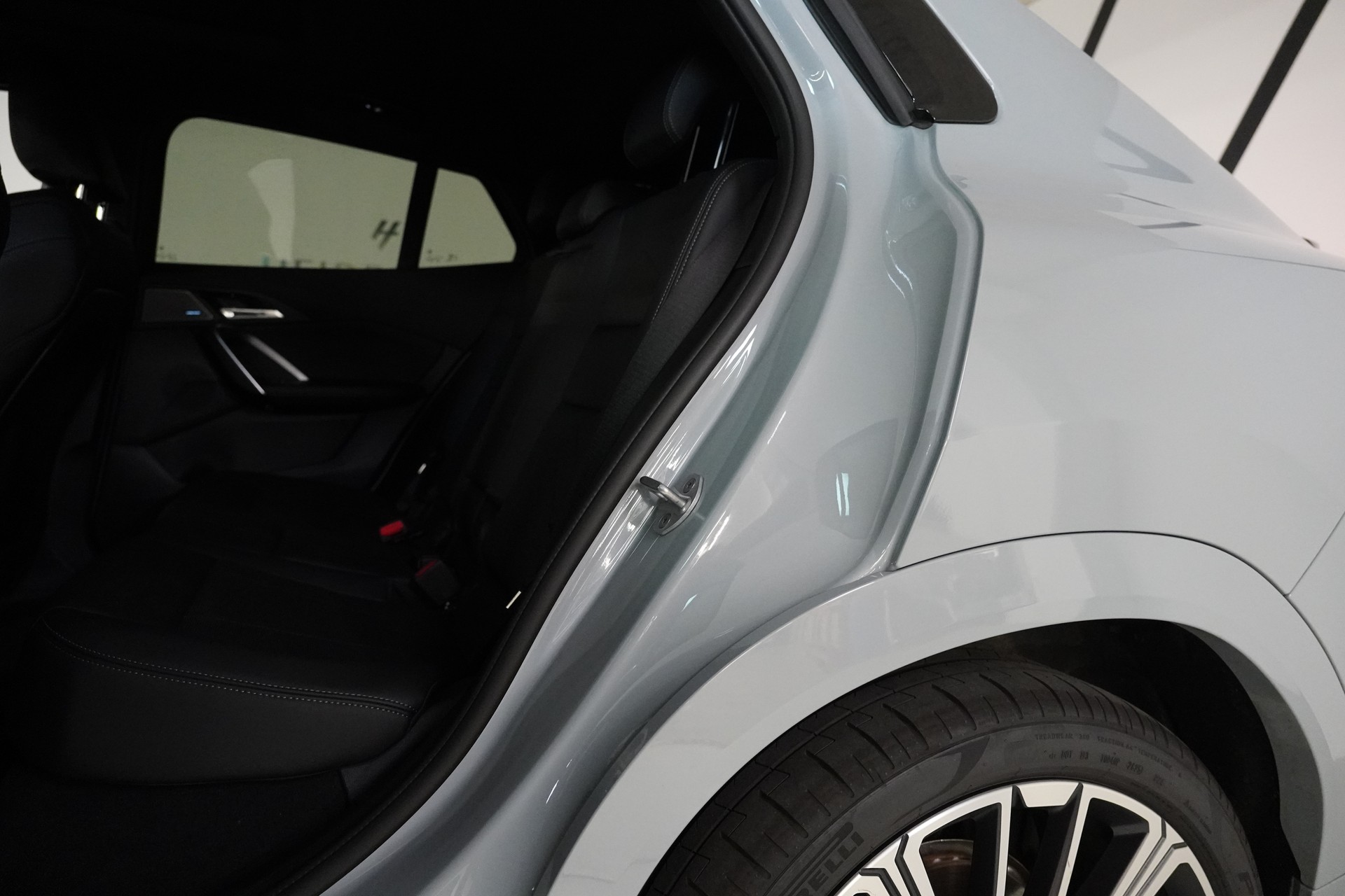 BMW iX2 xDrive 30 M Sport-image-8