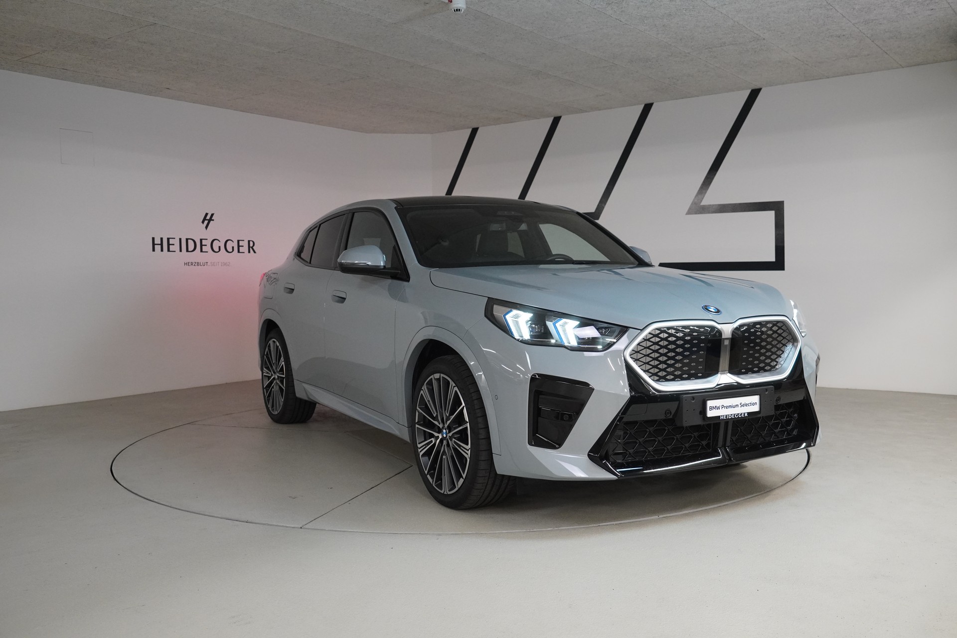 BMW iX2 xDrive 30 M Sport-image-3