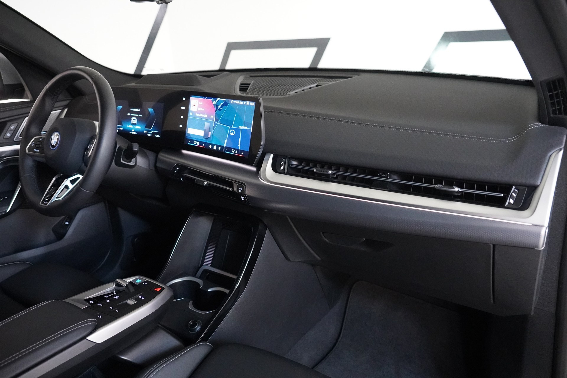 BMW iX2 xDrive 30 M Sport-image-12