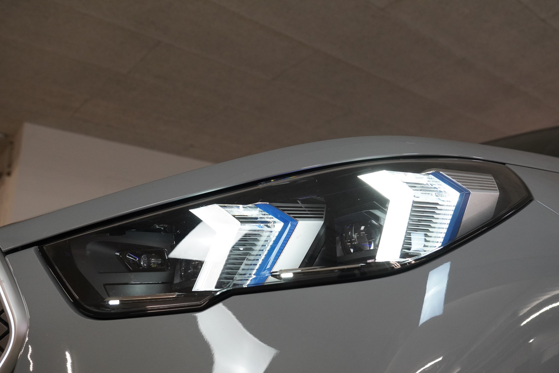 BMW iX2 xDrive 30 M Sport-image-4