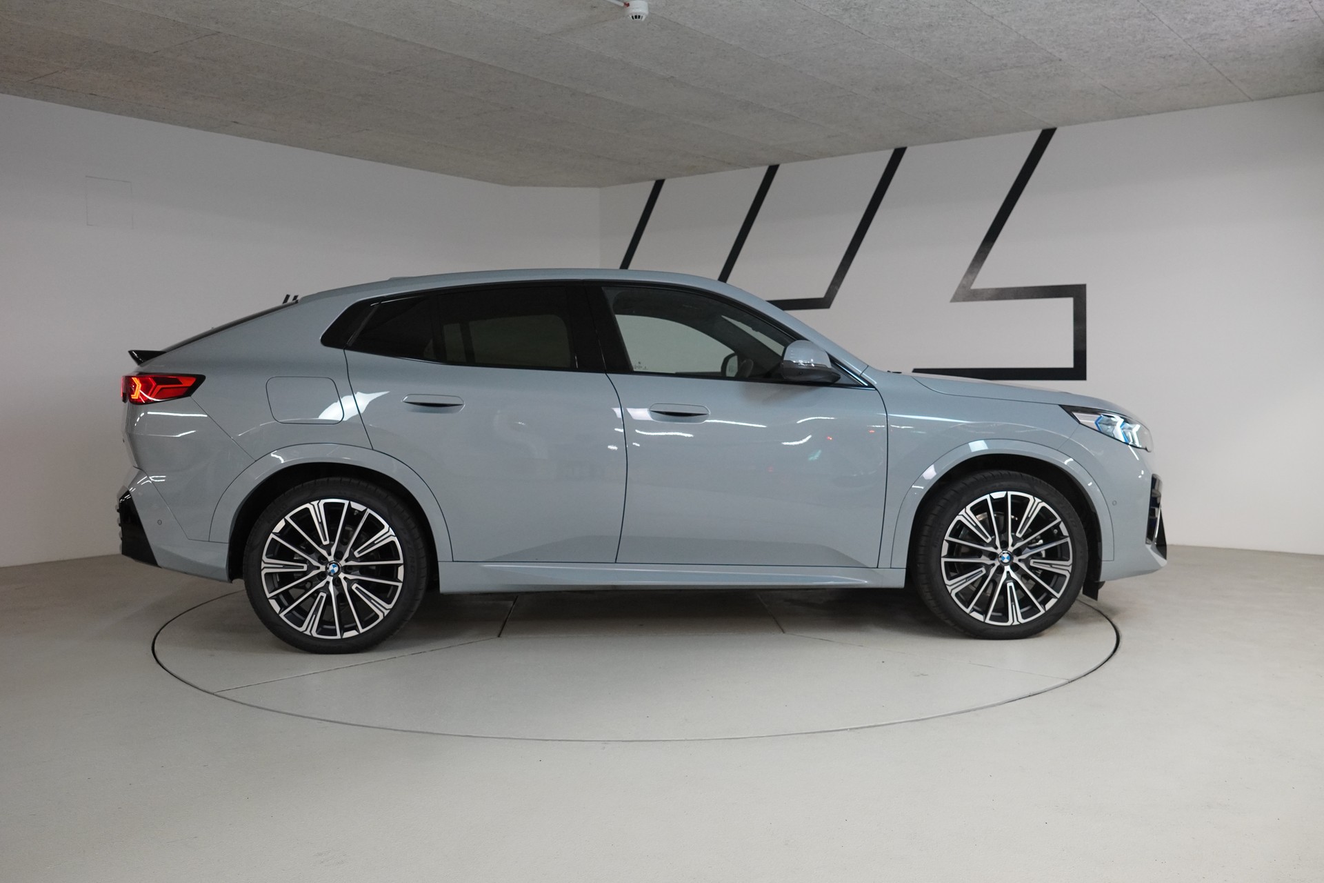BMW iX2 xDrive 30 M Sport-image-25