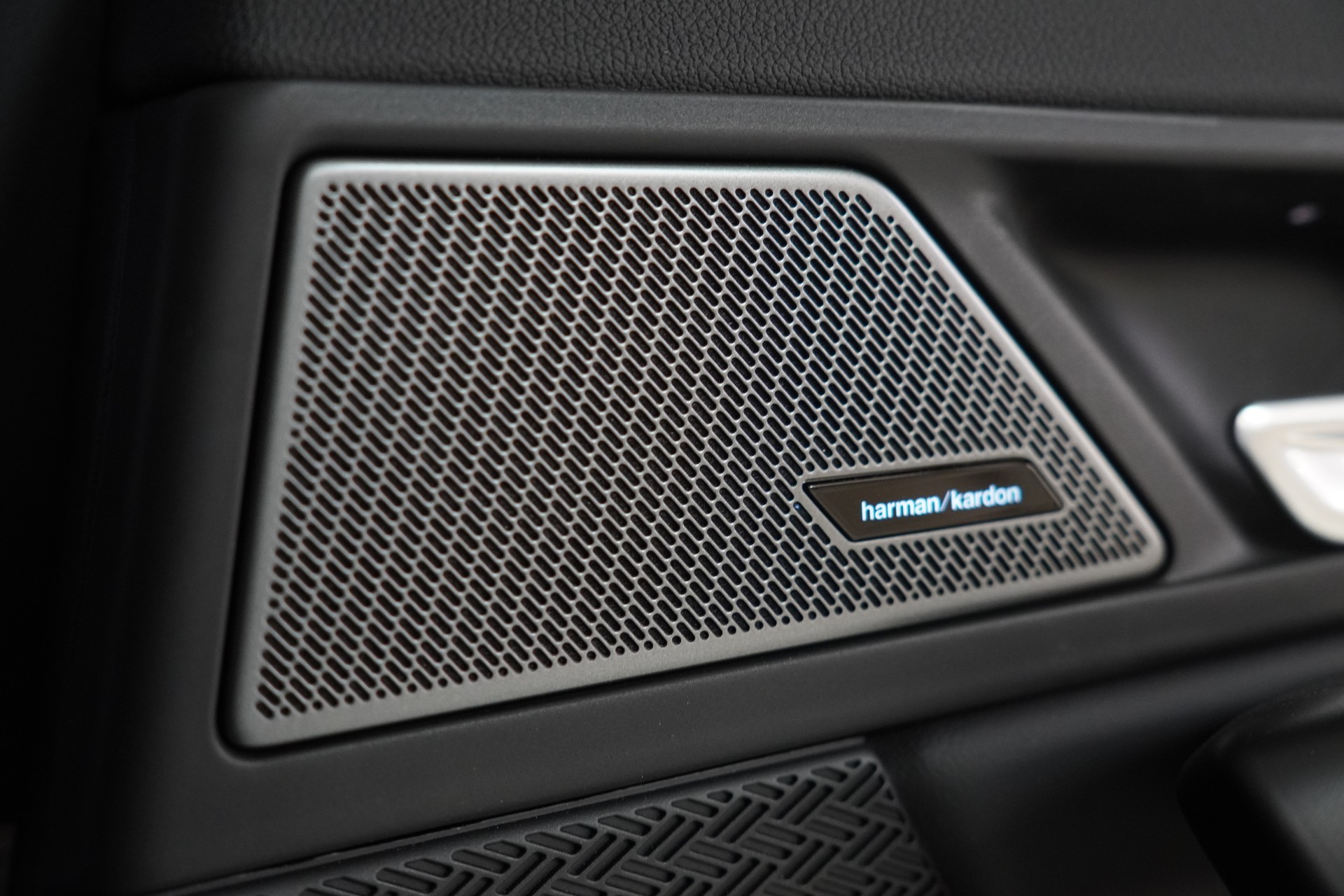 BMW iX2 xDrive 30 M Sport-image-18