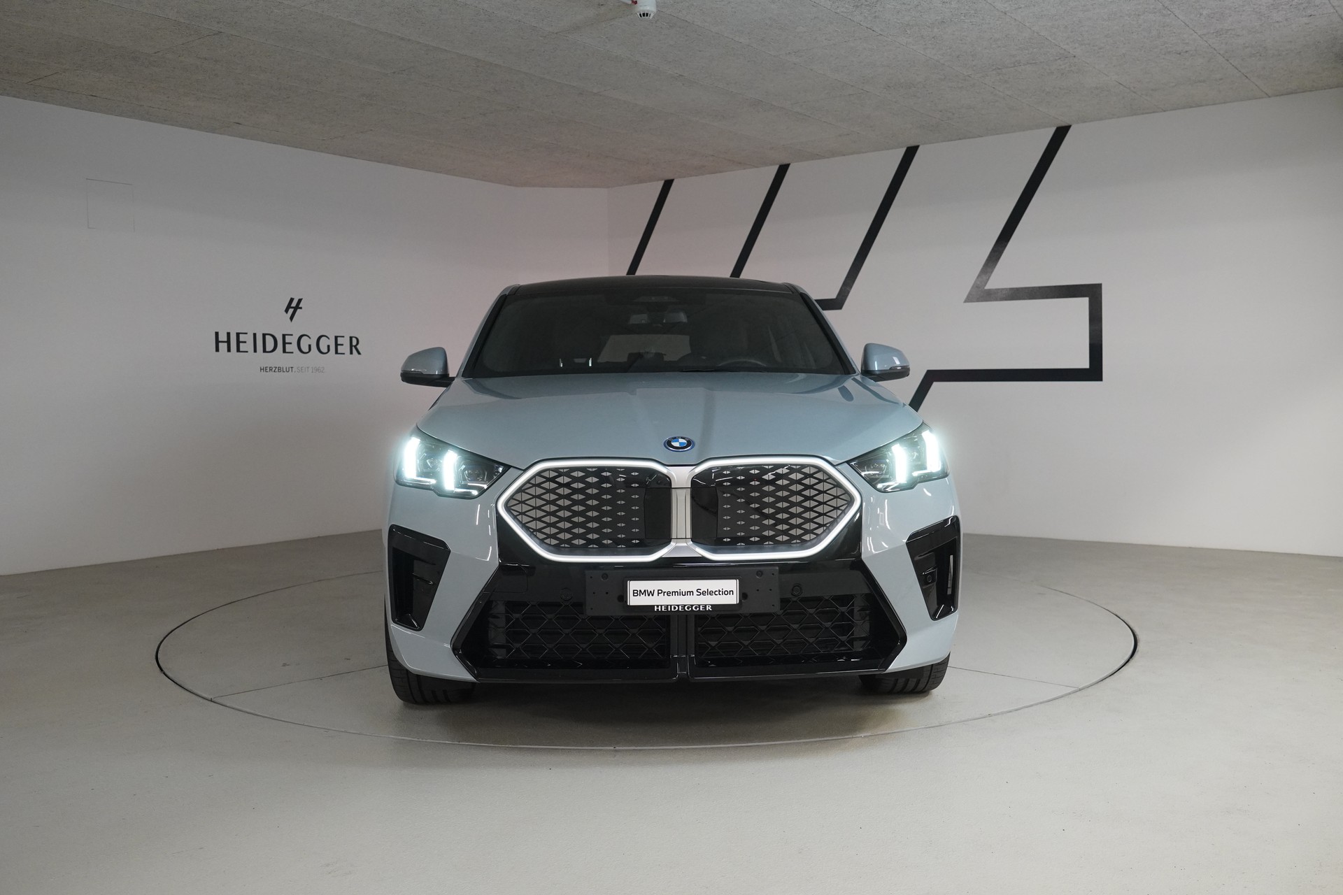 BMW iX2 xDrive 30 M Sport-image-2