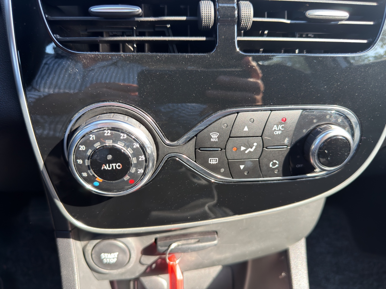RENAULT Clio 0.9 12V Swiss Edition-image-12