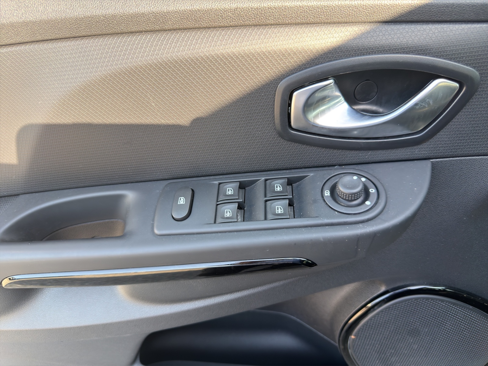RENAULT Clio 0.9 12V Swiss Edition-image-9