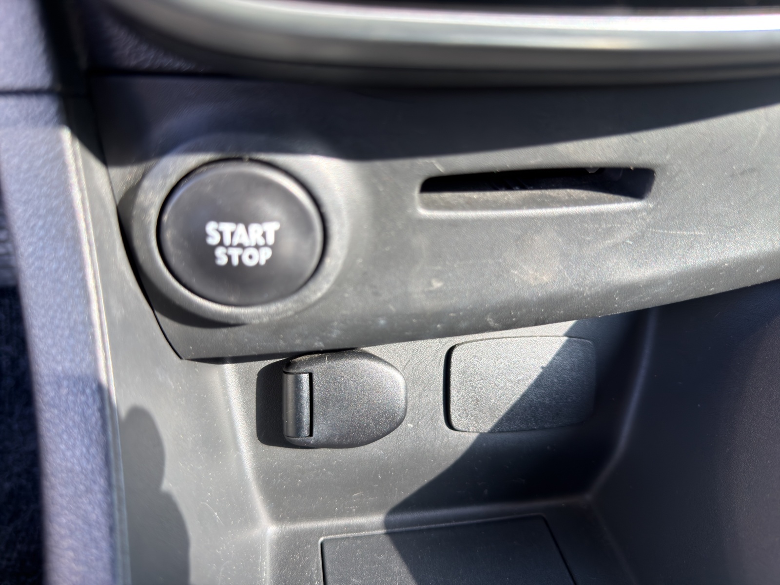 RENAULT Clio 0.9 12V Swiss Edition-image-23