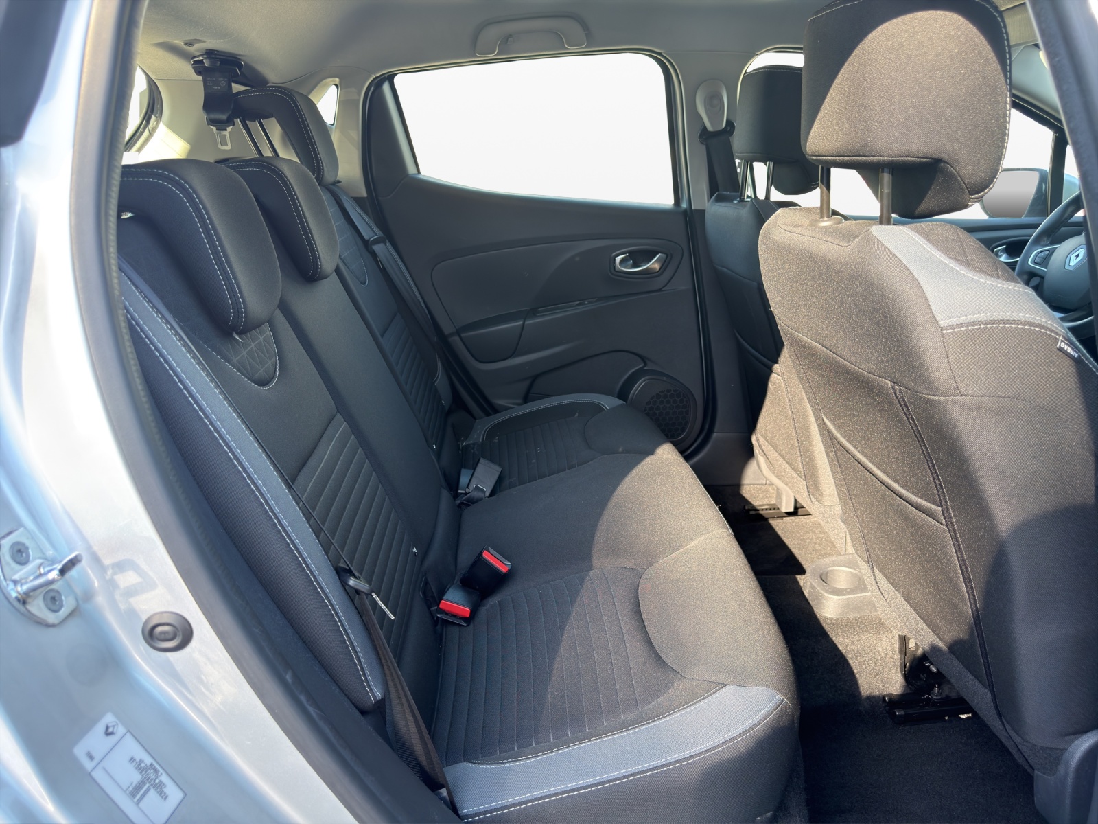 RENAULT Clio 0.9 12V Swiss Edition-image-18
