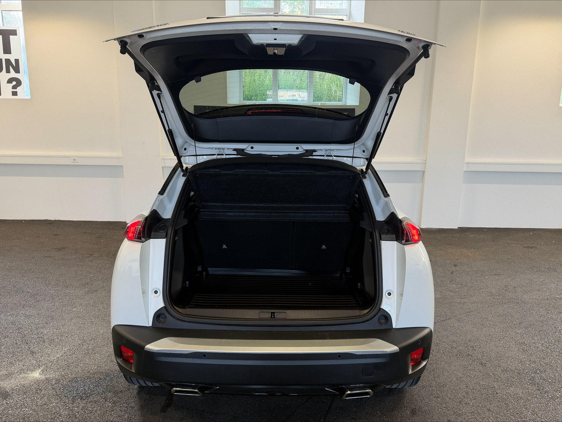 PEUGEOT 2008 1.2 PureTech GT EAT8-image-8