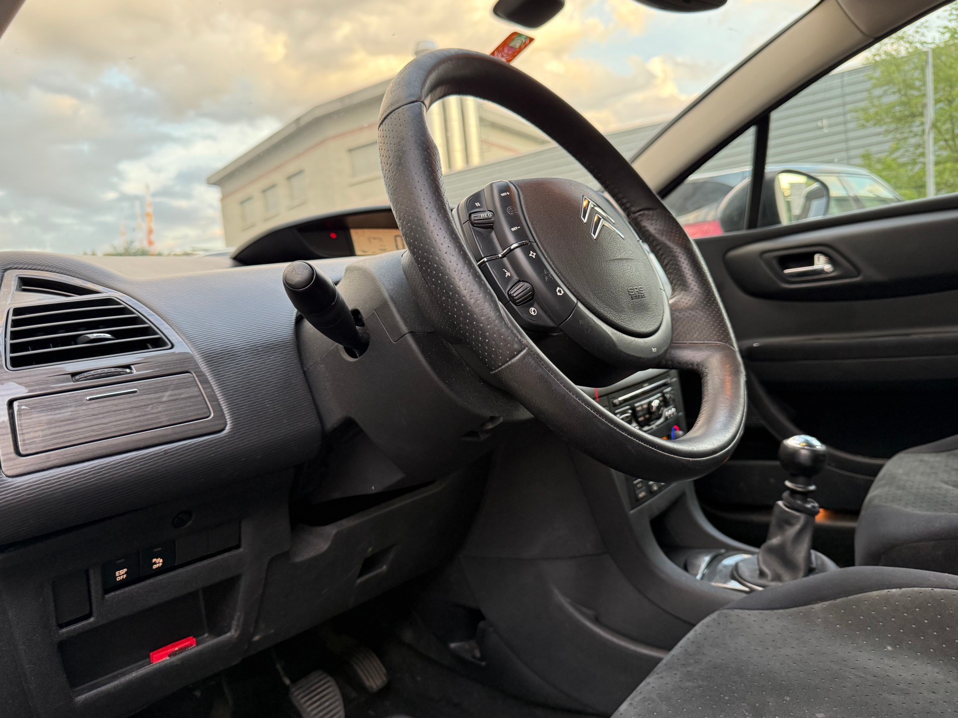 CITROEN C4 Berline 2.0 16V HDi Exclusive-image-9