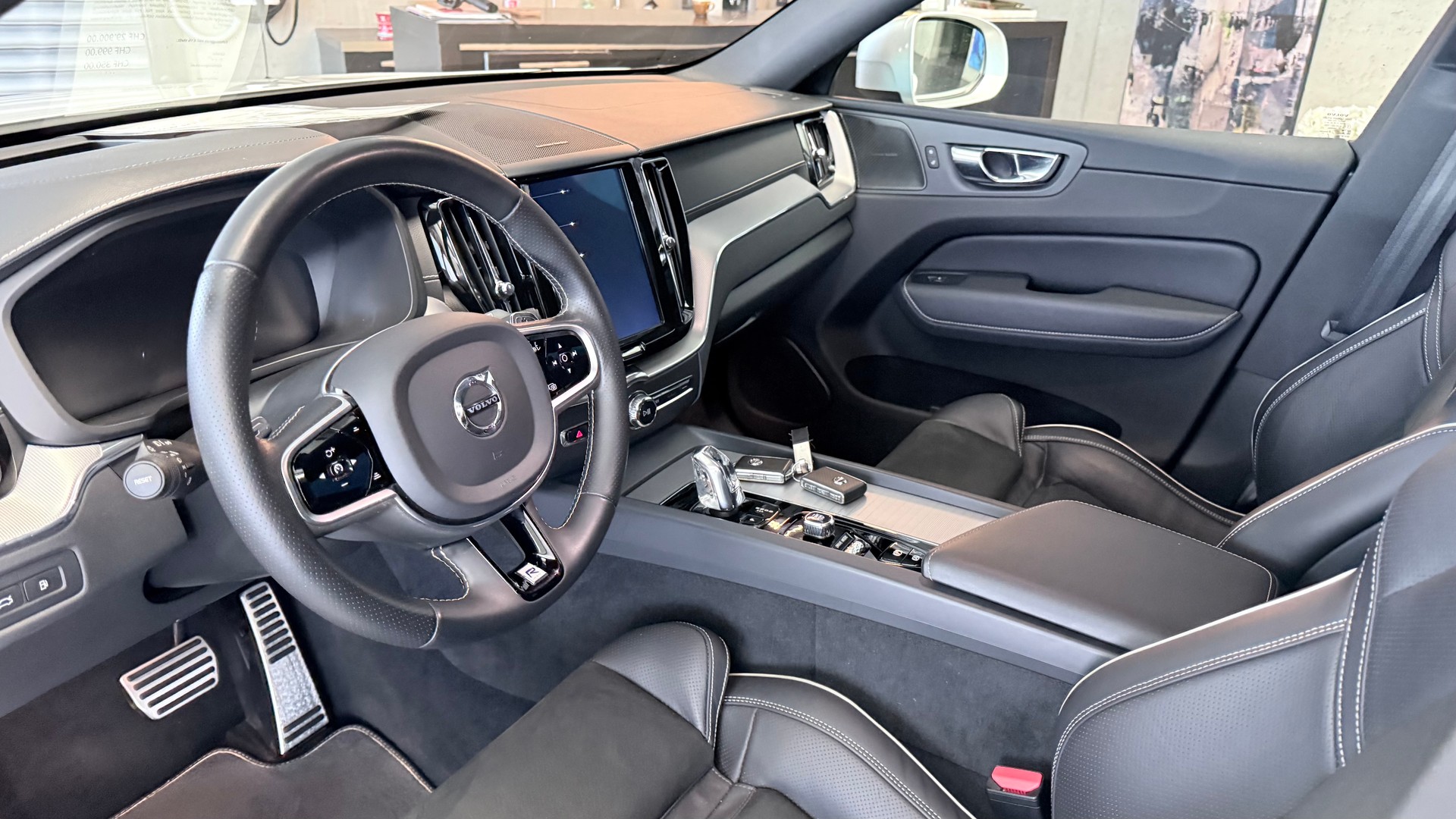 VOLVO XC60 2.0 T8 TE R-Design eAWD-image-10