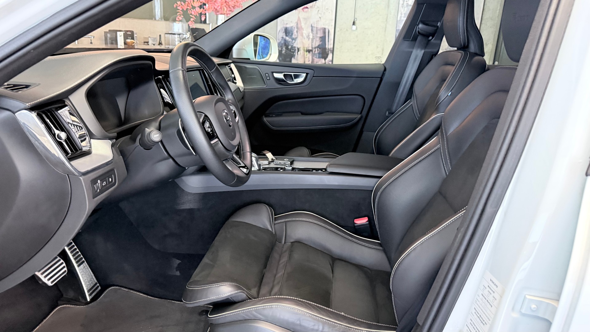 VOLVO XC60 2.0 T8 TE R-Design eAWD-image-11