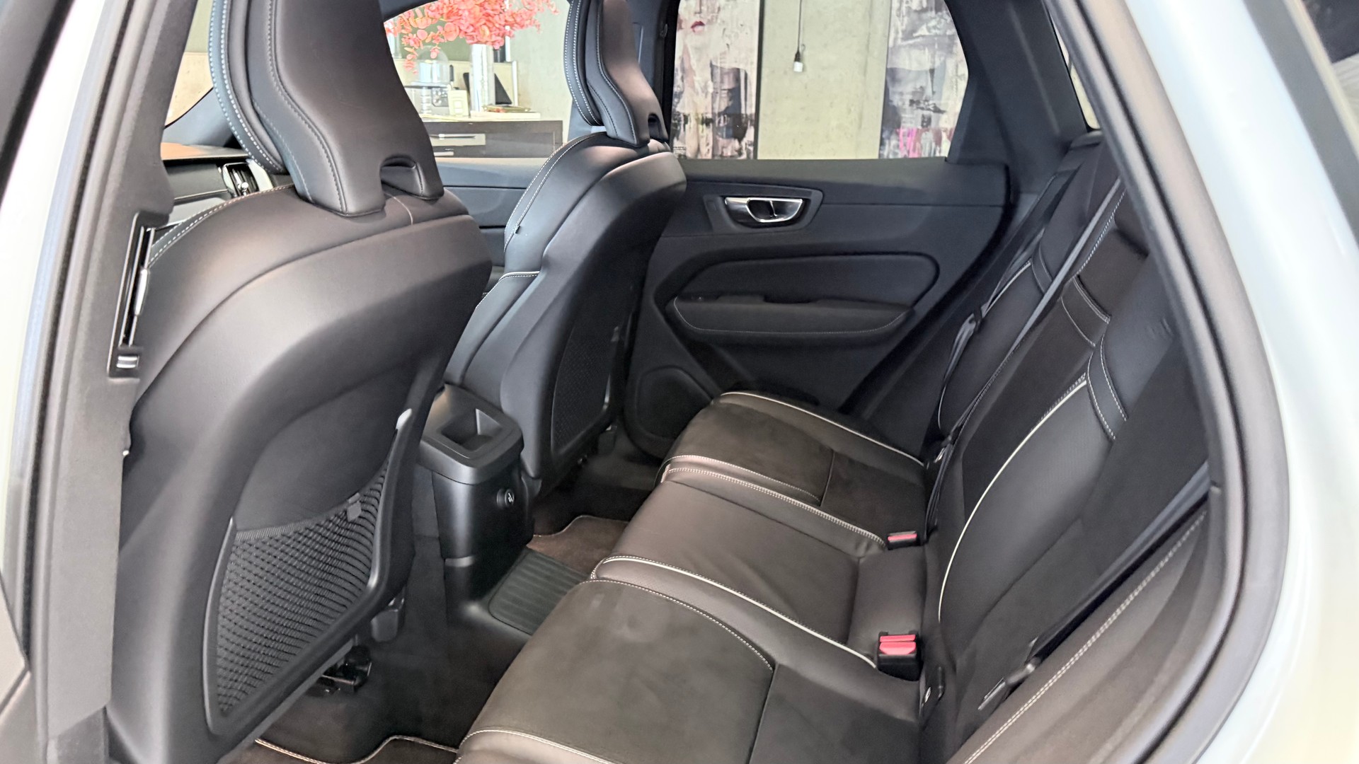 VOLVO XC60 2.0 T8 TE R-Design eAWD-image-9