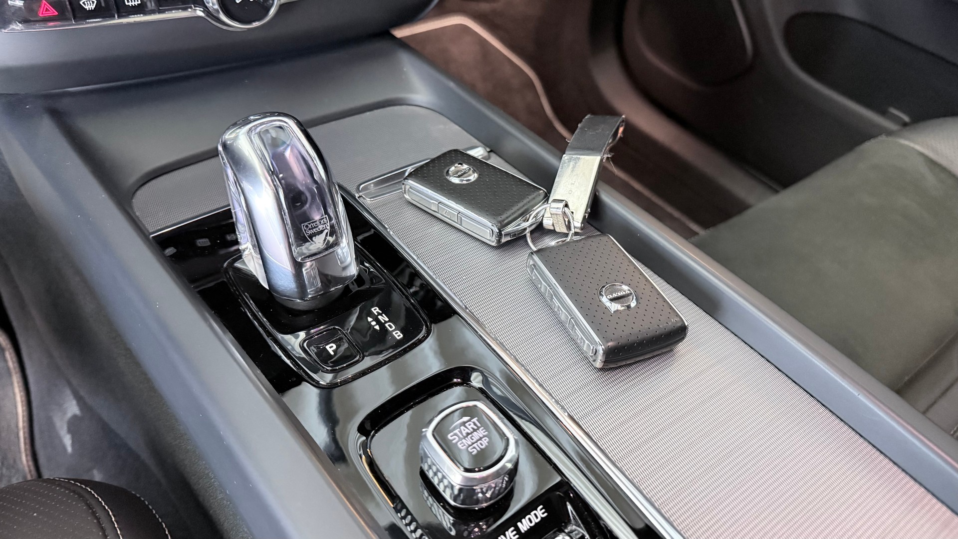 VOLVO XC60 2.0 T8 TE R-Design eAWD-image-15