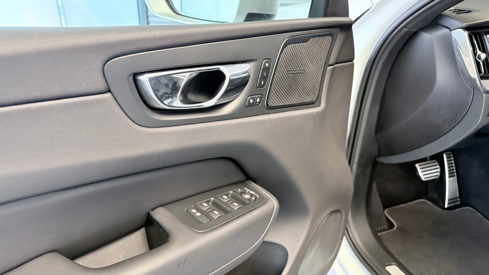 VOLVO XC60 2.0 T8 TE R-Design eAWD-image-12