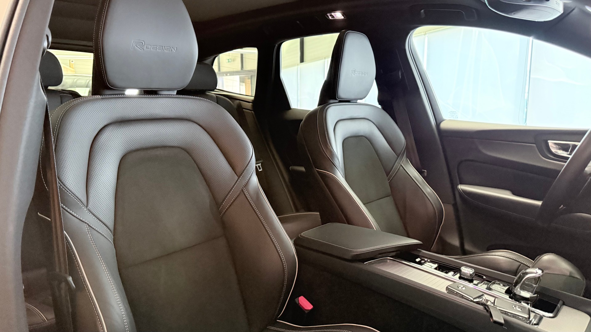 VOLVO XC60 2.0 T8 TE R-Design eAWD-image-25