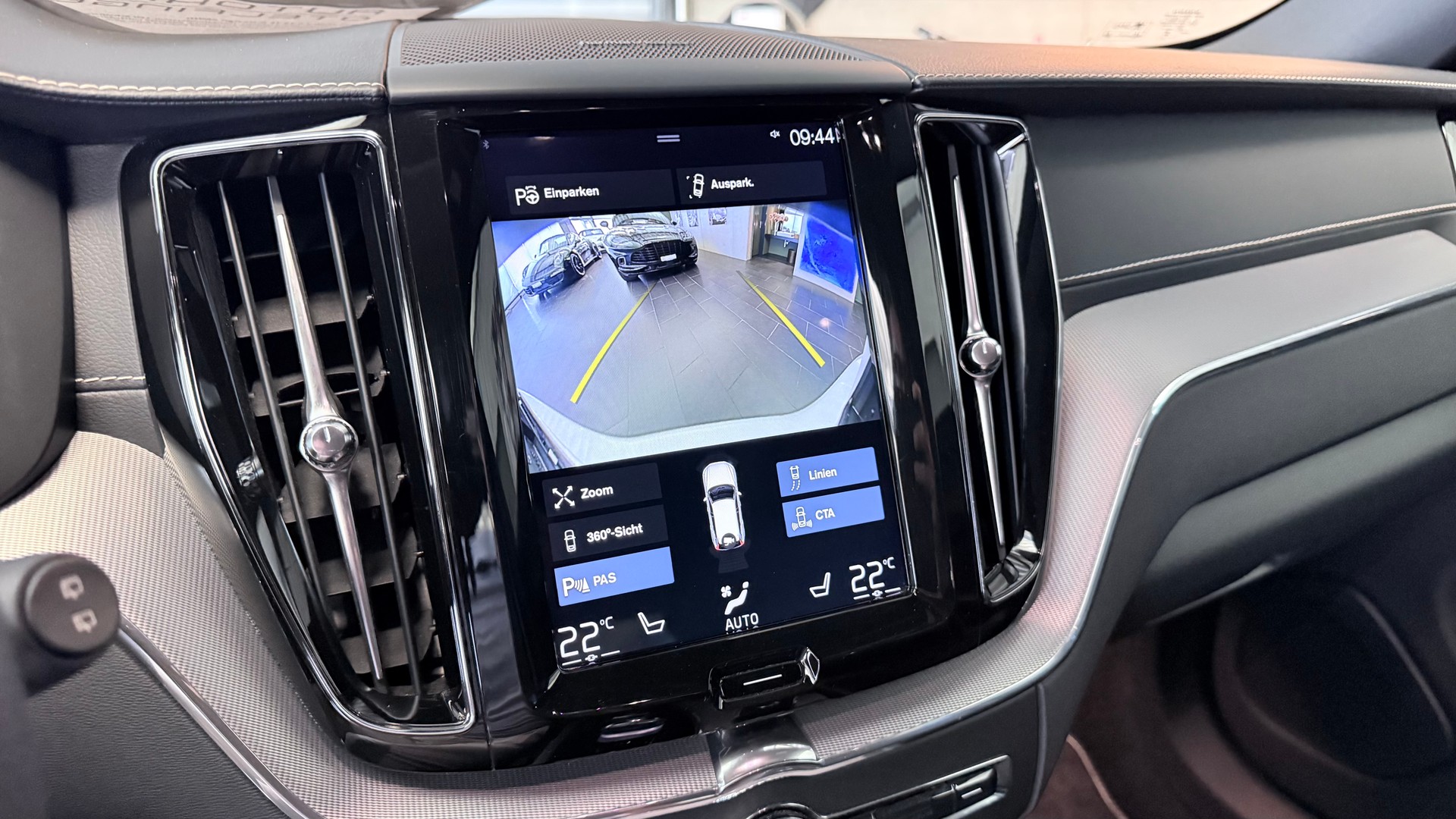 VOLVO XC60 2.0 T8 TE R-Design eAWD-image-16