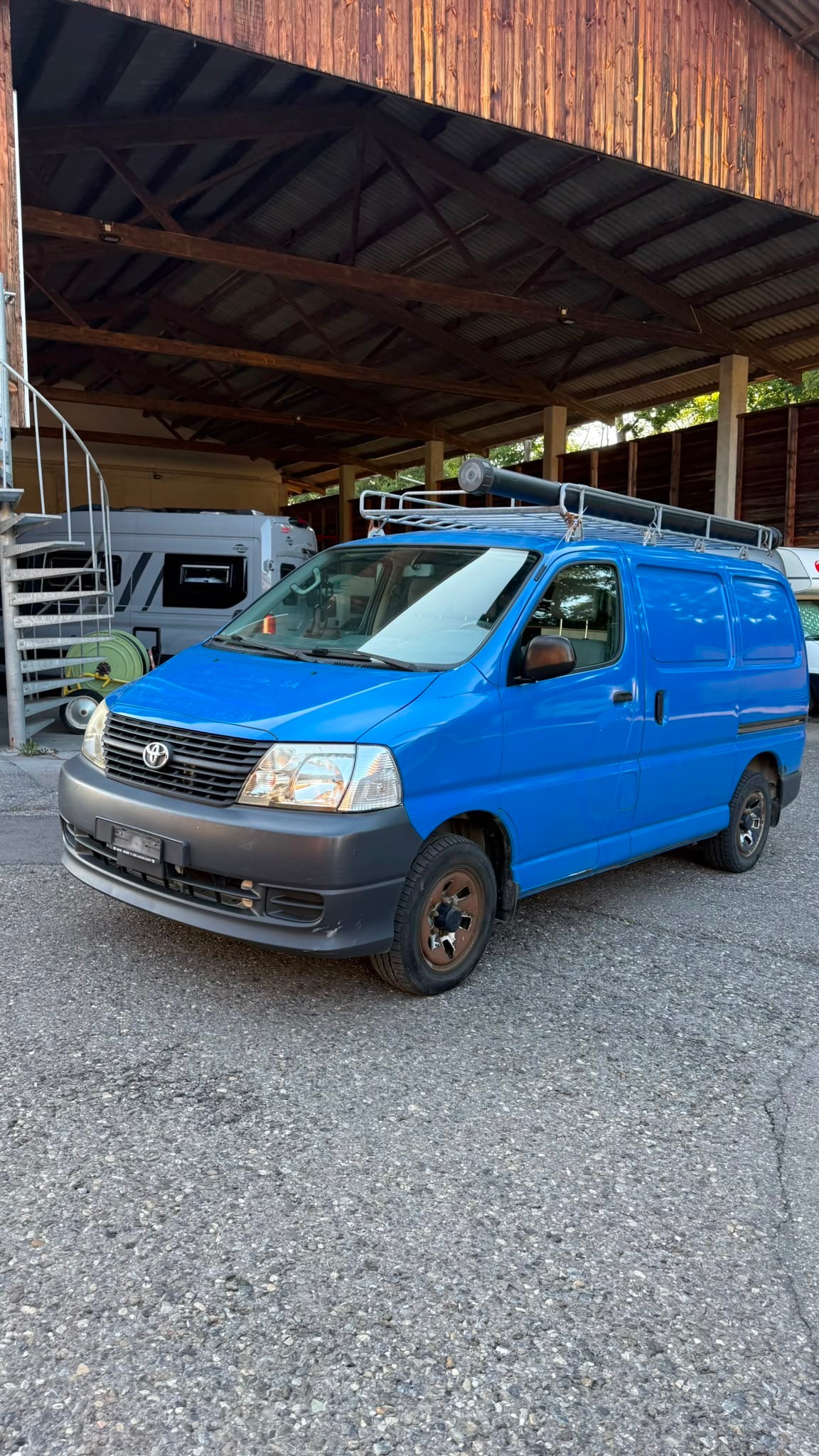 TOYOTA HI-ACE-image-1