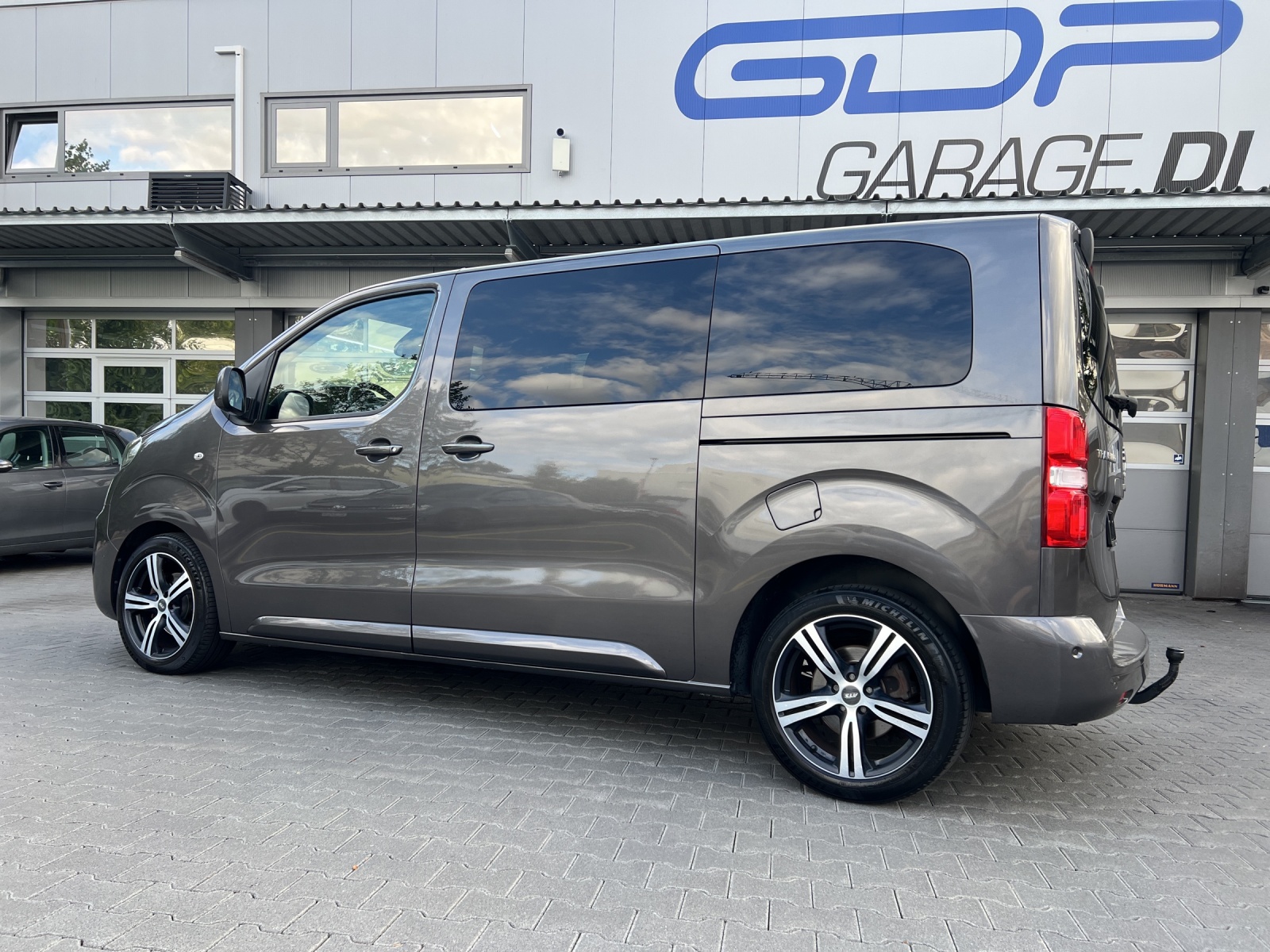 PEUGEOT Traveller 2.0 BlueHDi Allure Standard EAT-image-2