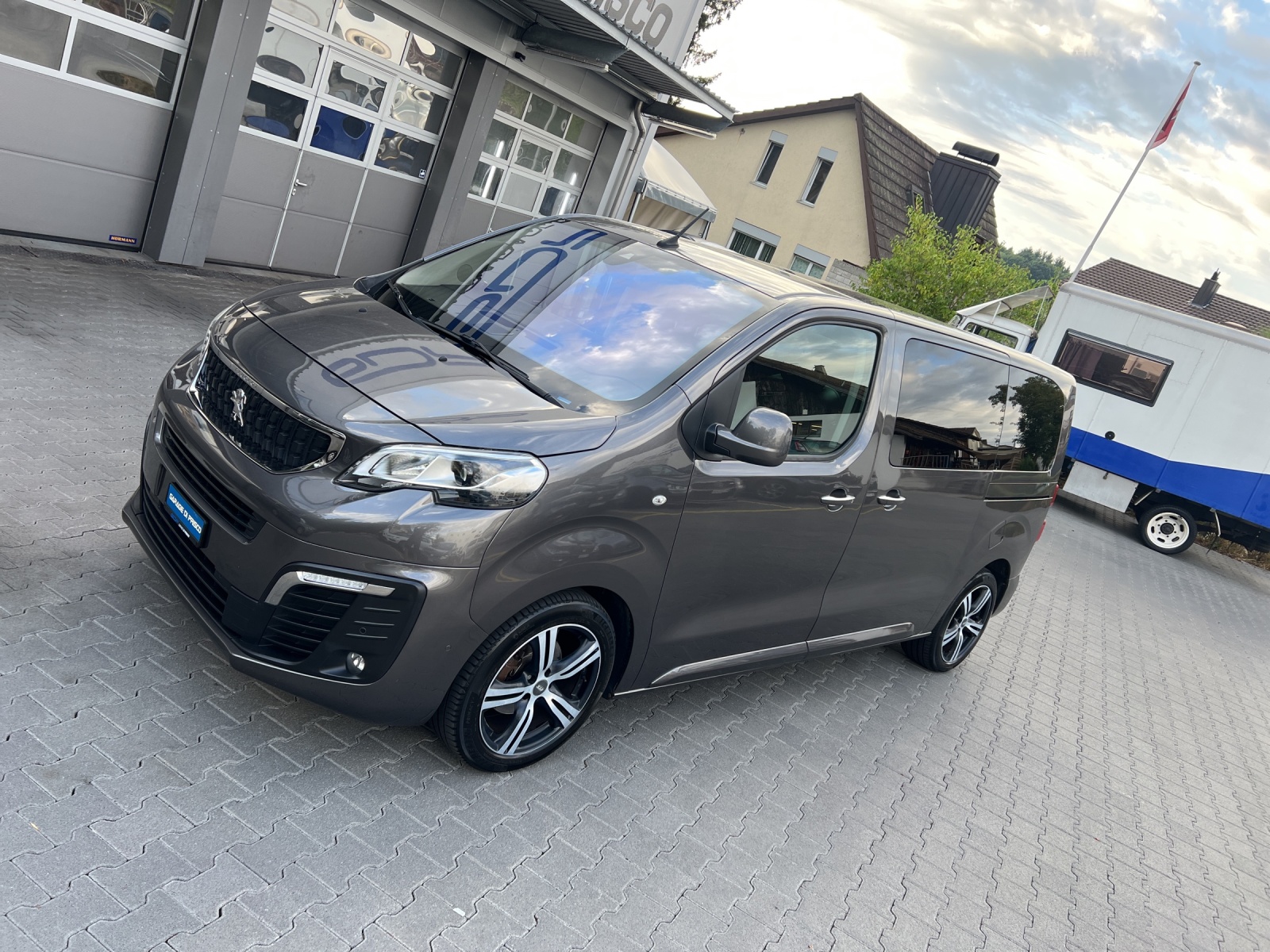 PEUGEOT Traveller 2.0 BlueHDi Allure Standard EAT-image-18