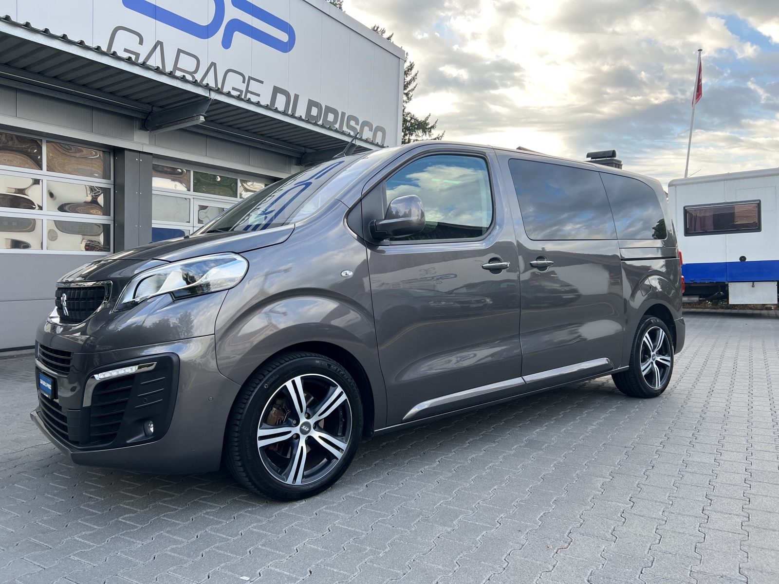 PEUGEOT Traveller 2.0 BlueHDi Allure Standard EAT-image-0