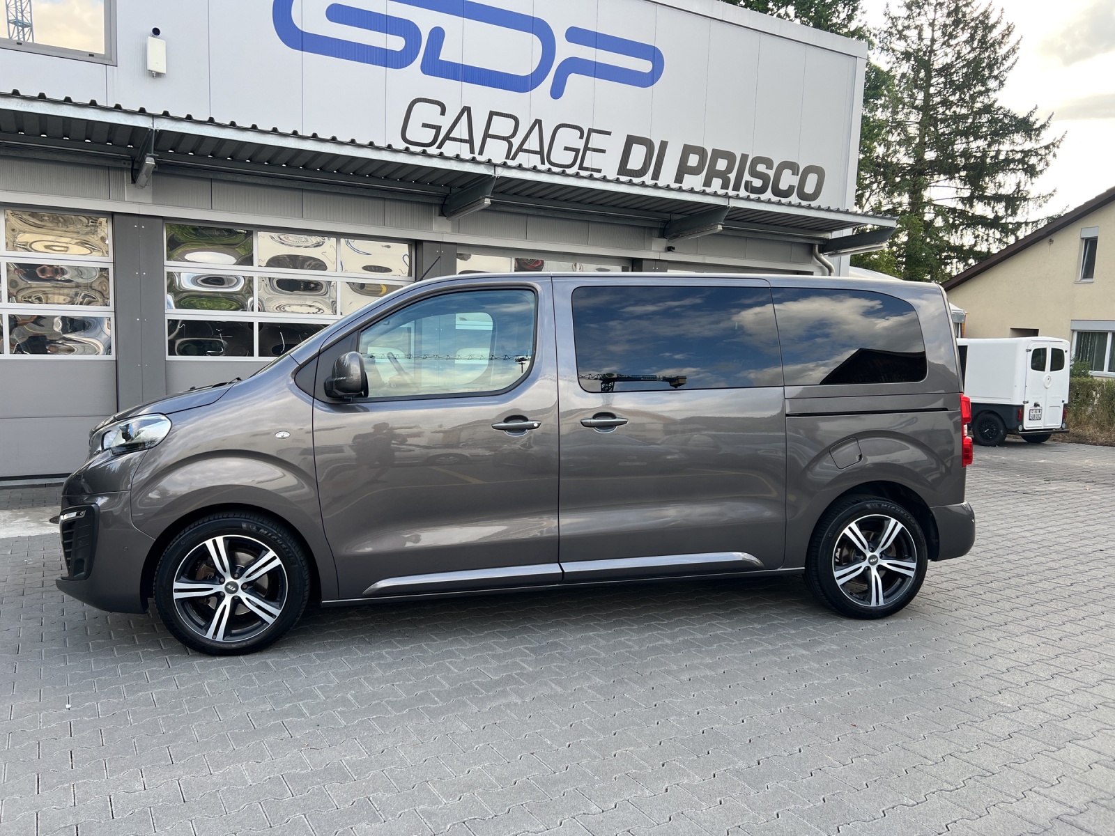 PEUGEOT Traveller 2.0 BlueHDi Allure Standard EAT-image-1