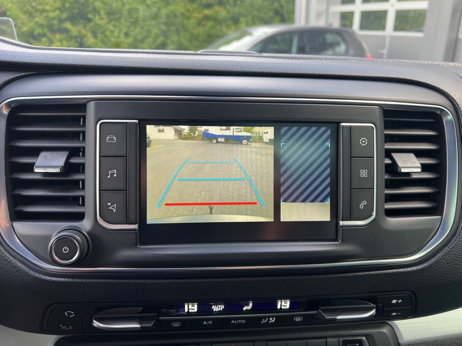 PEUGEOT Traveller 2.0 BlueHDi Allure Standard EAT-image-17