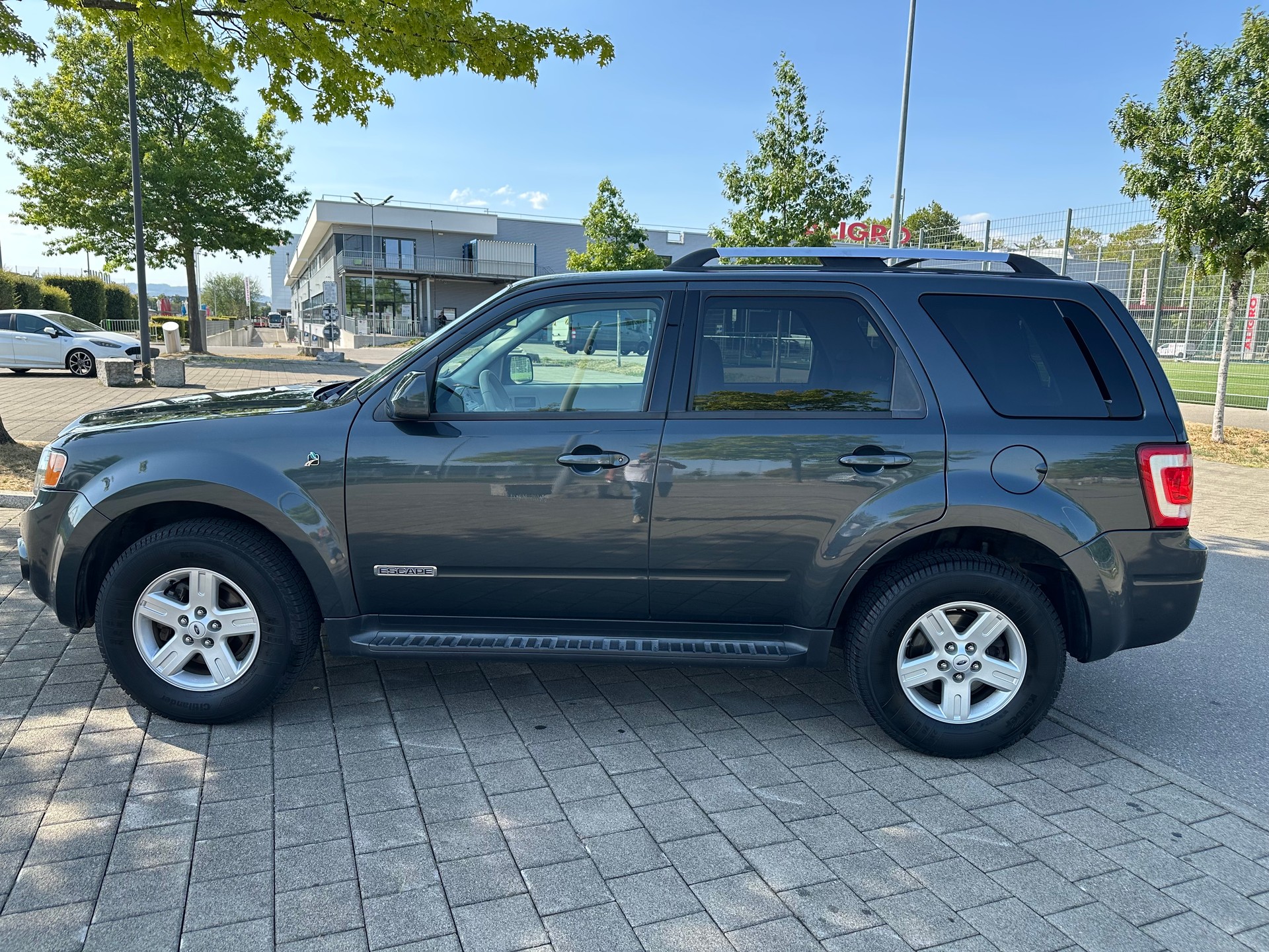 FORD Escape -Hybrid-image-7