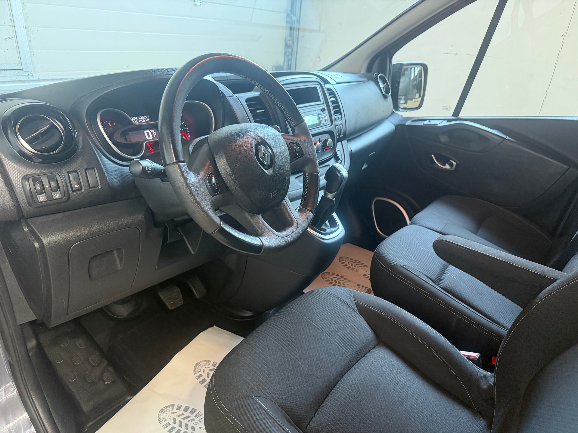 RENAULT Trafic Blue dCi 145 EDC Passenger Business-image-9