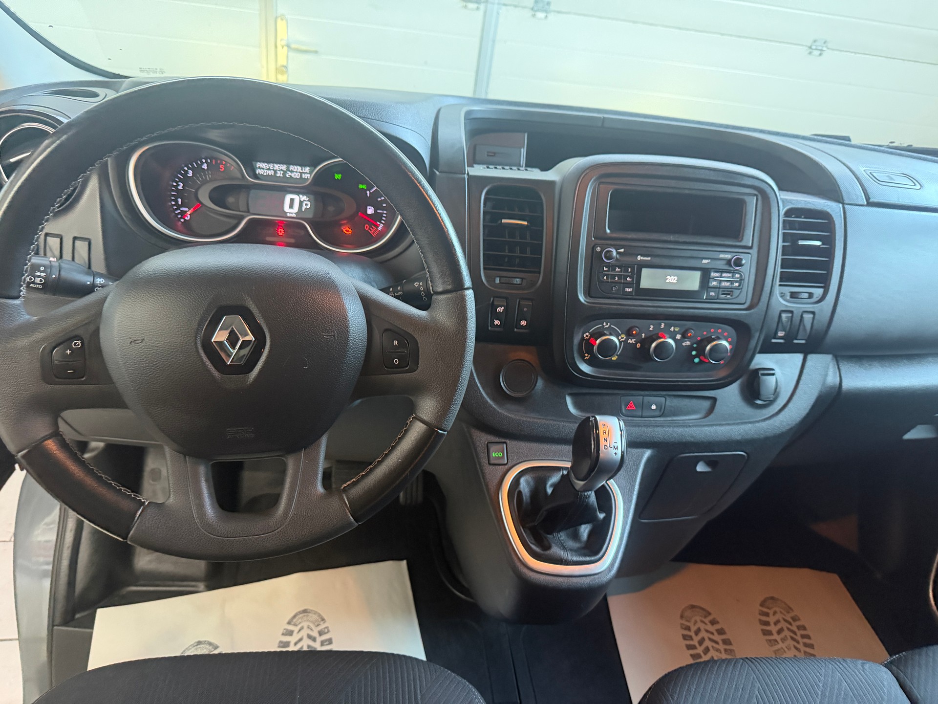 RENAULT Trafic Blue dCi 145 EDC Passenger Business-image-10