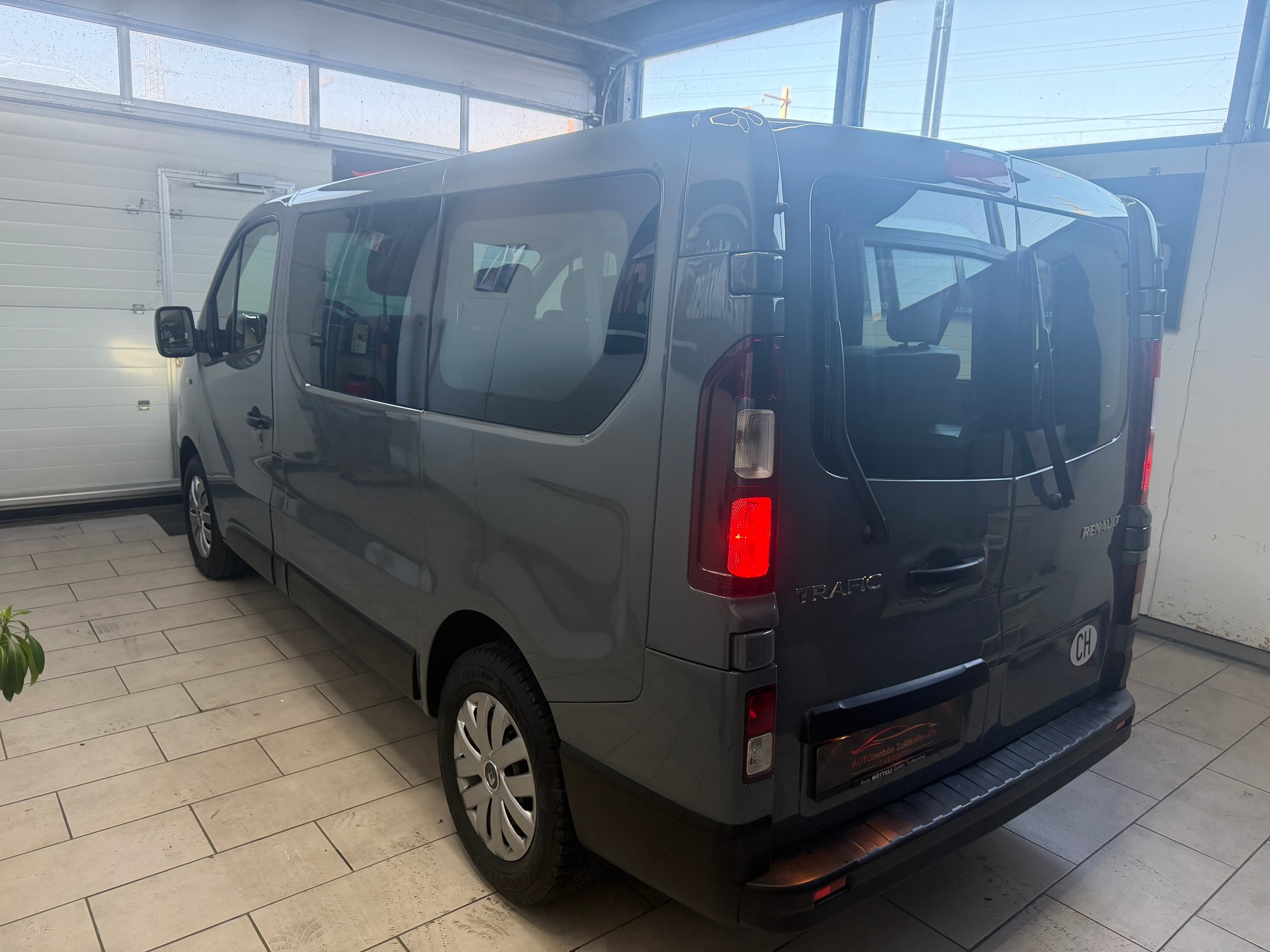 RENAULT Trafic Blue dCi 145 EDC Passenger Business-image-11