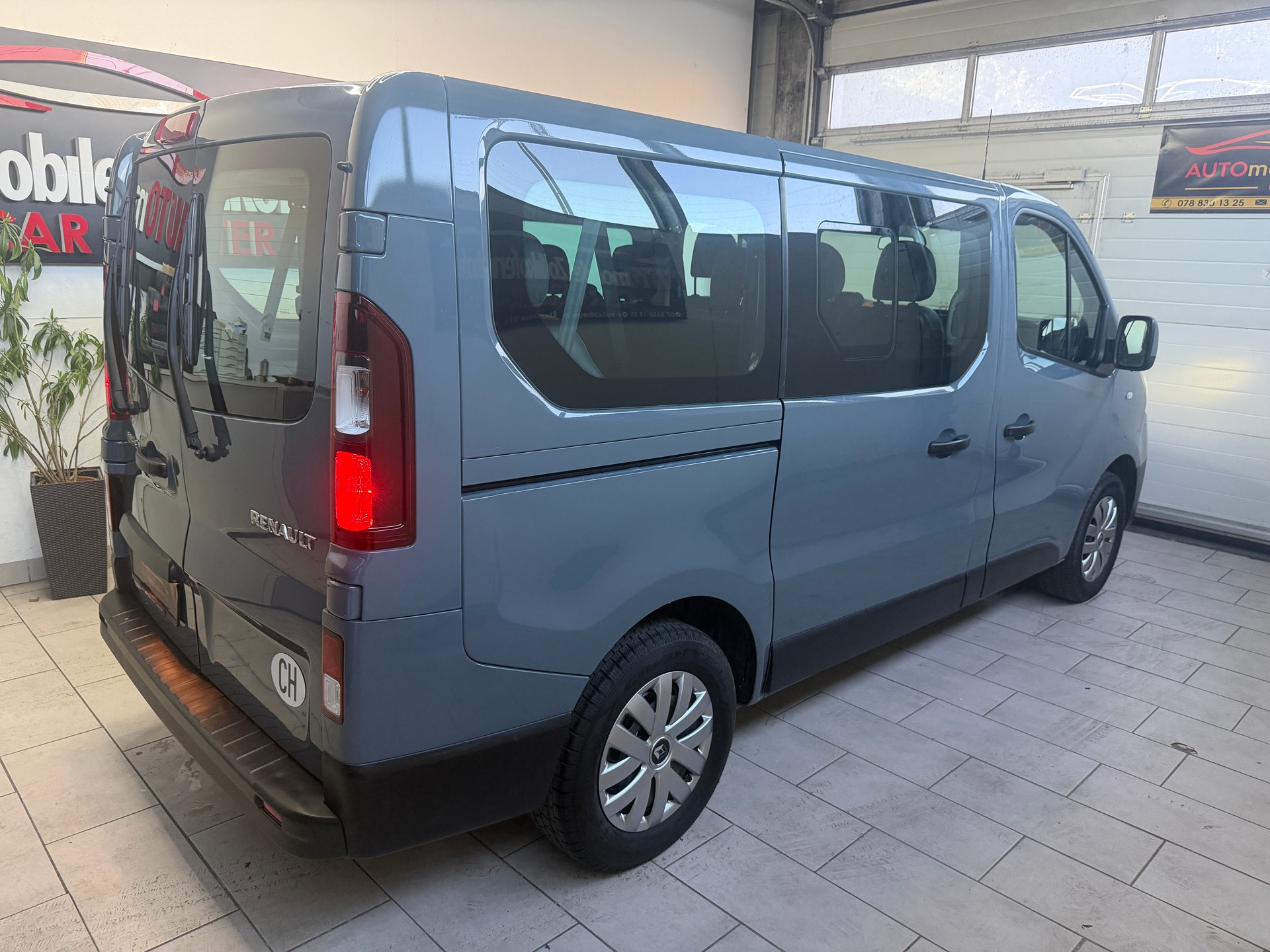 RENAULT Trafic Blue dCi 145 EDC Passenger Business-image-5