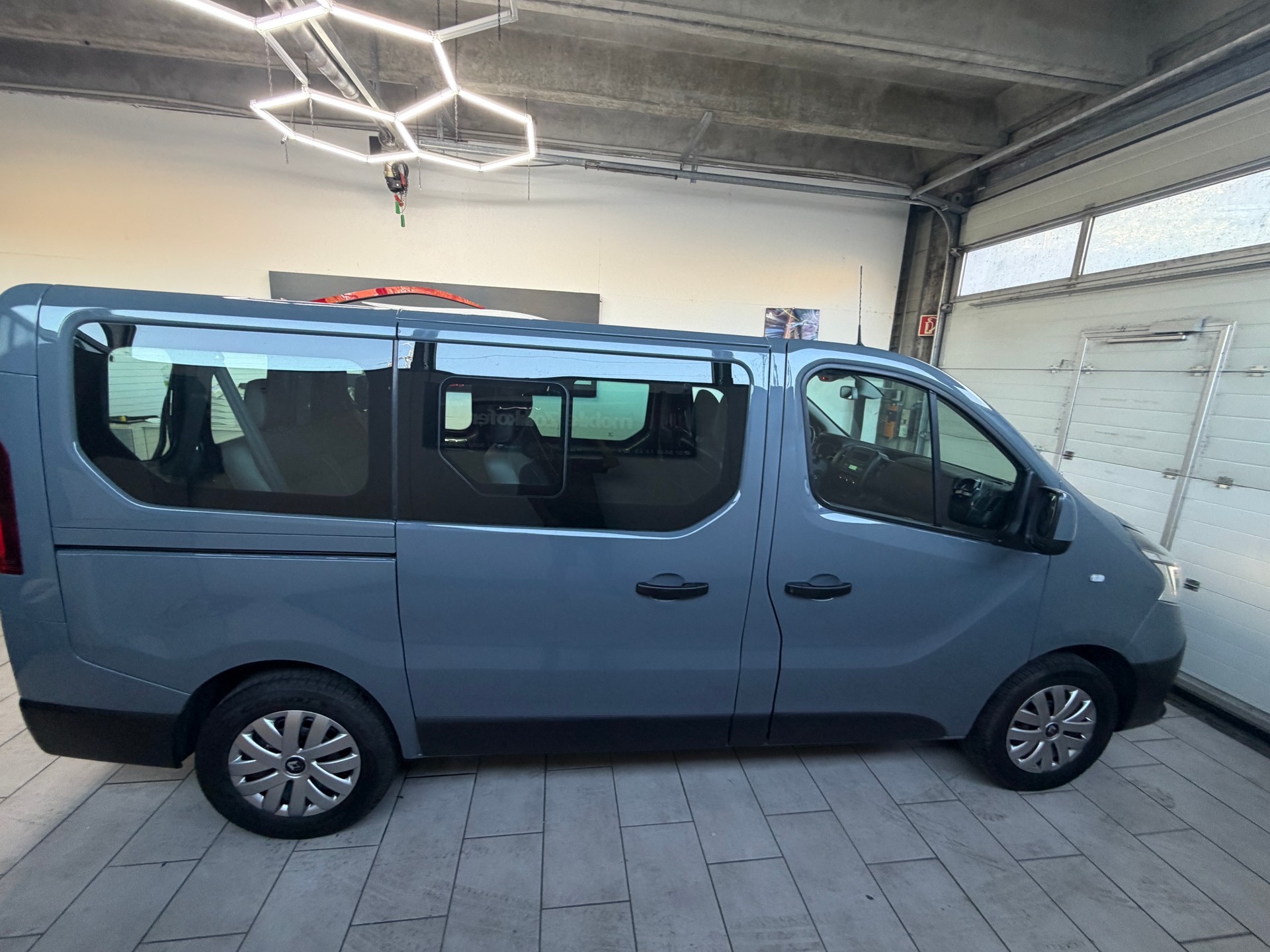 RENAULT Trafic Blue dCi 145 EDC Passenger Business-image-3