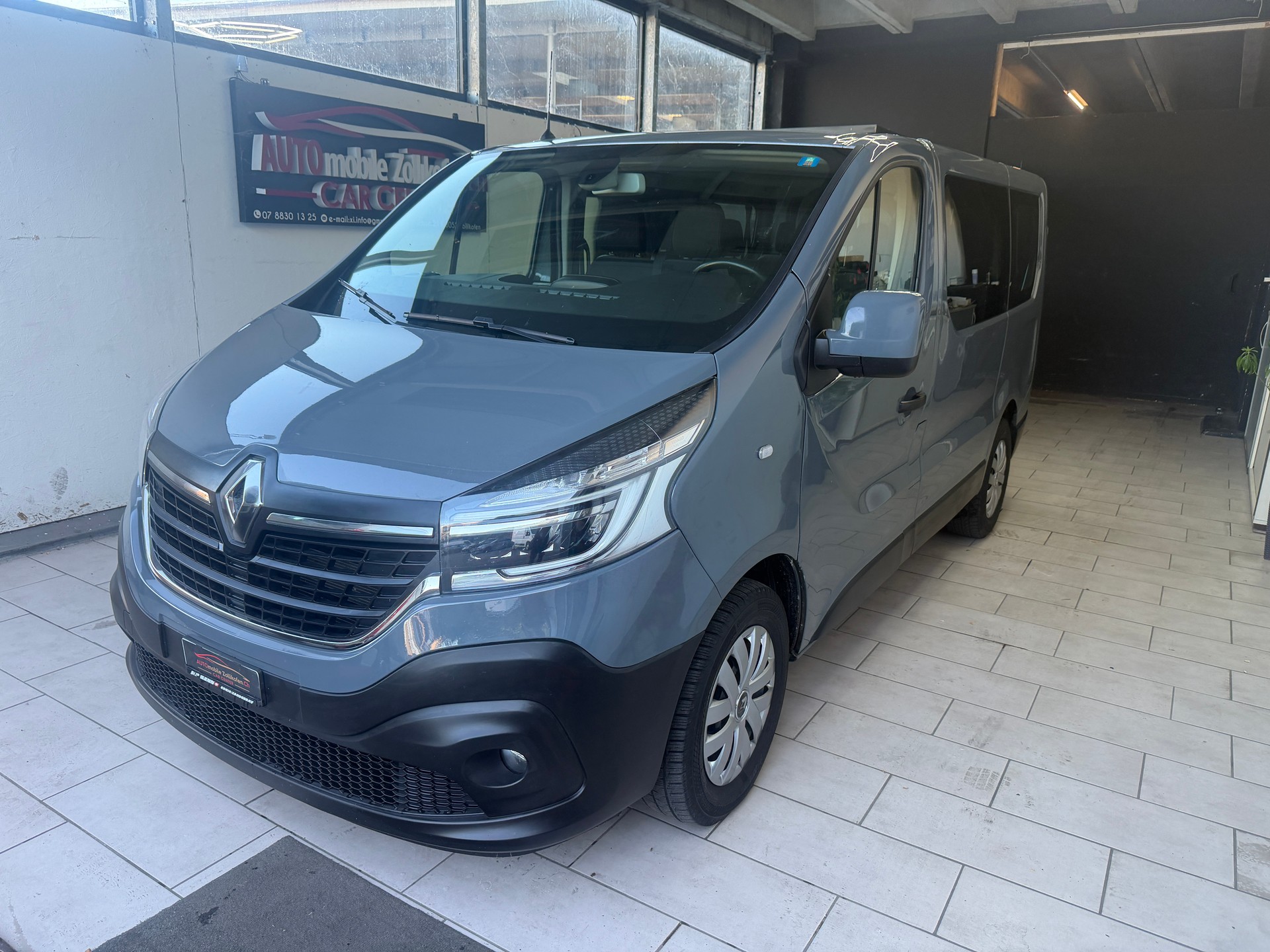 RENAULT Trafic Blue dCi 145 EDC Passenger Business-image-8