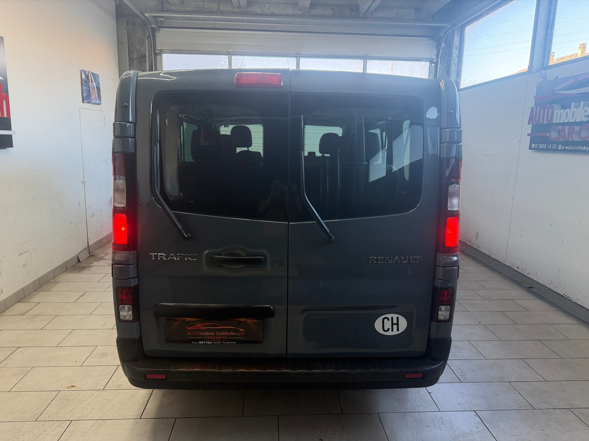 RENAULT Trafic Blue dCi 145 EDC Passenger Business-image-2