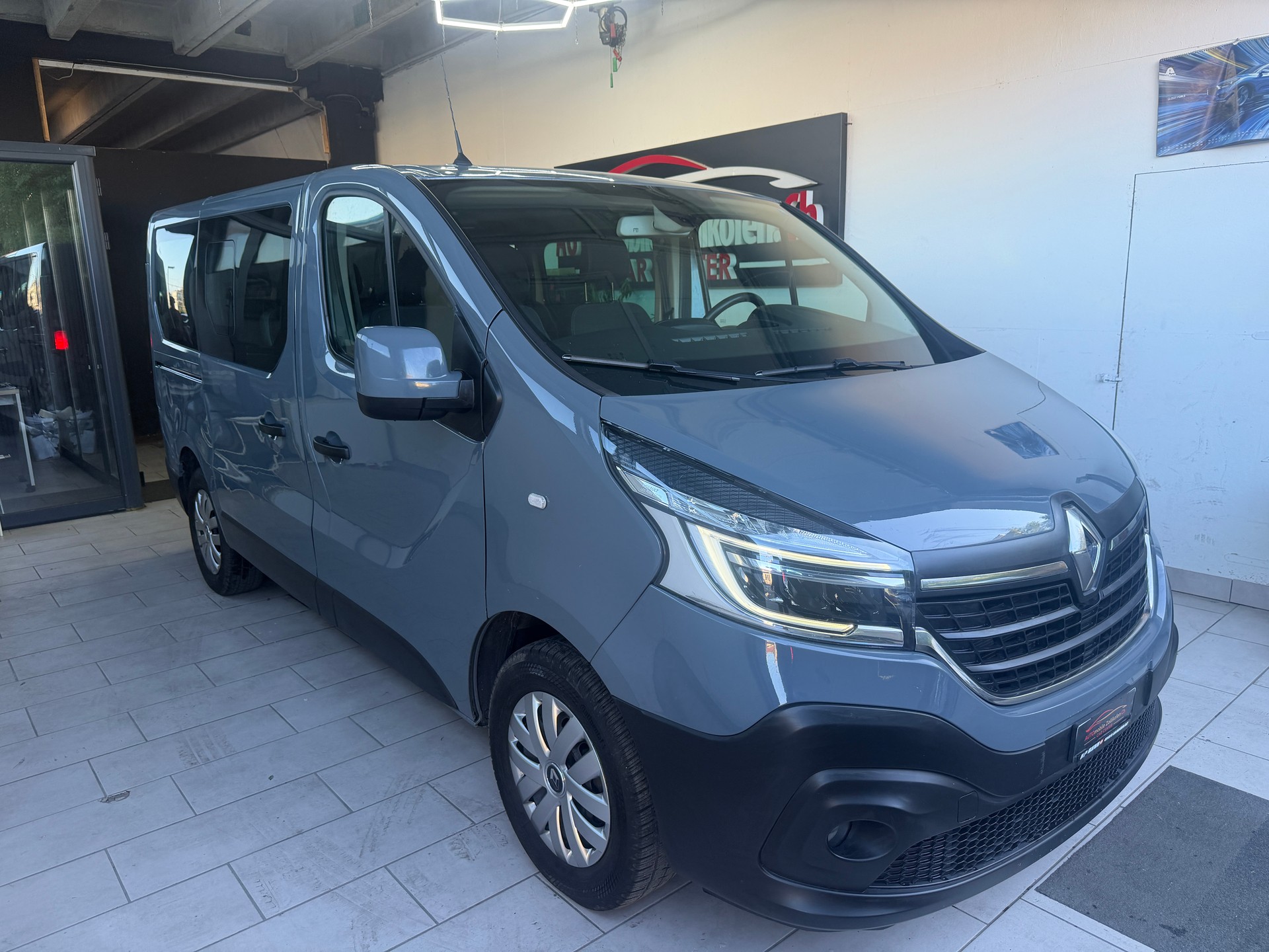 RENAULT Trafic Blue dCi 145 EDC Passenger Business-image-6