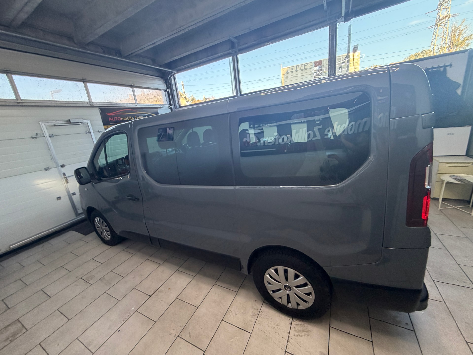 RENAULT Trafic Blue dCi 145 EDC Passenger Business-image-12