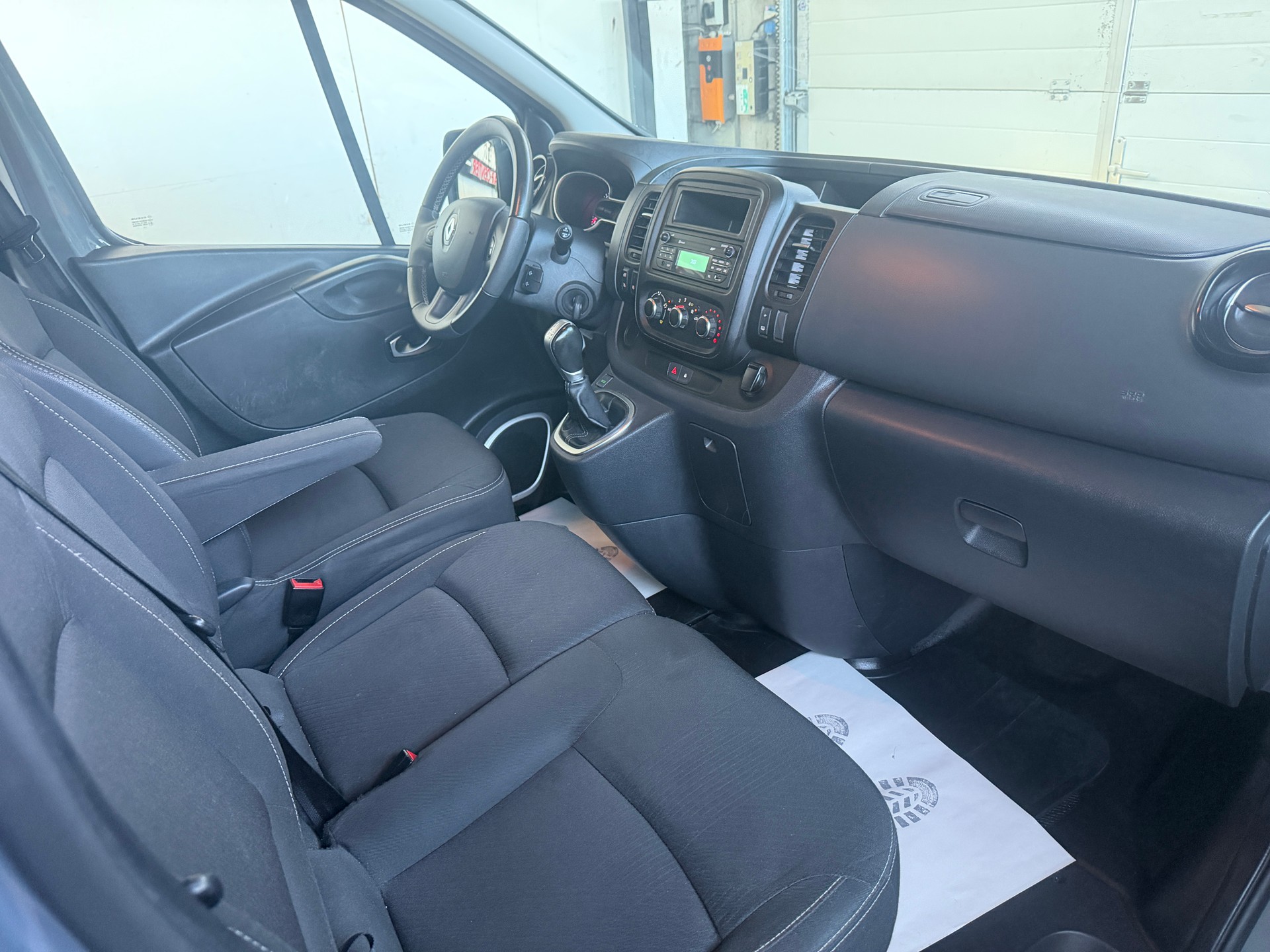 RENAULT Trafic Blue dCi 145 EDC Passenger Business-image-4