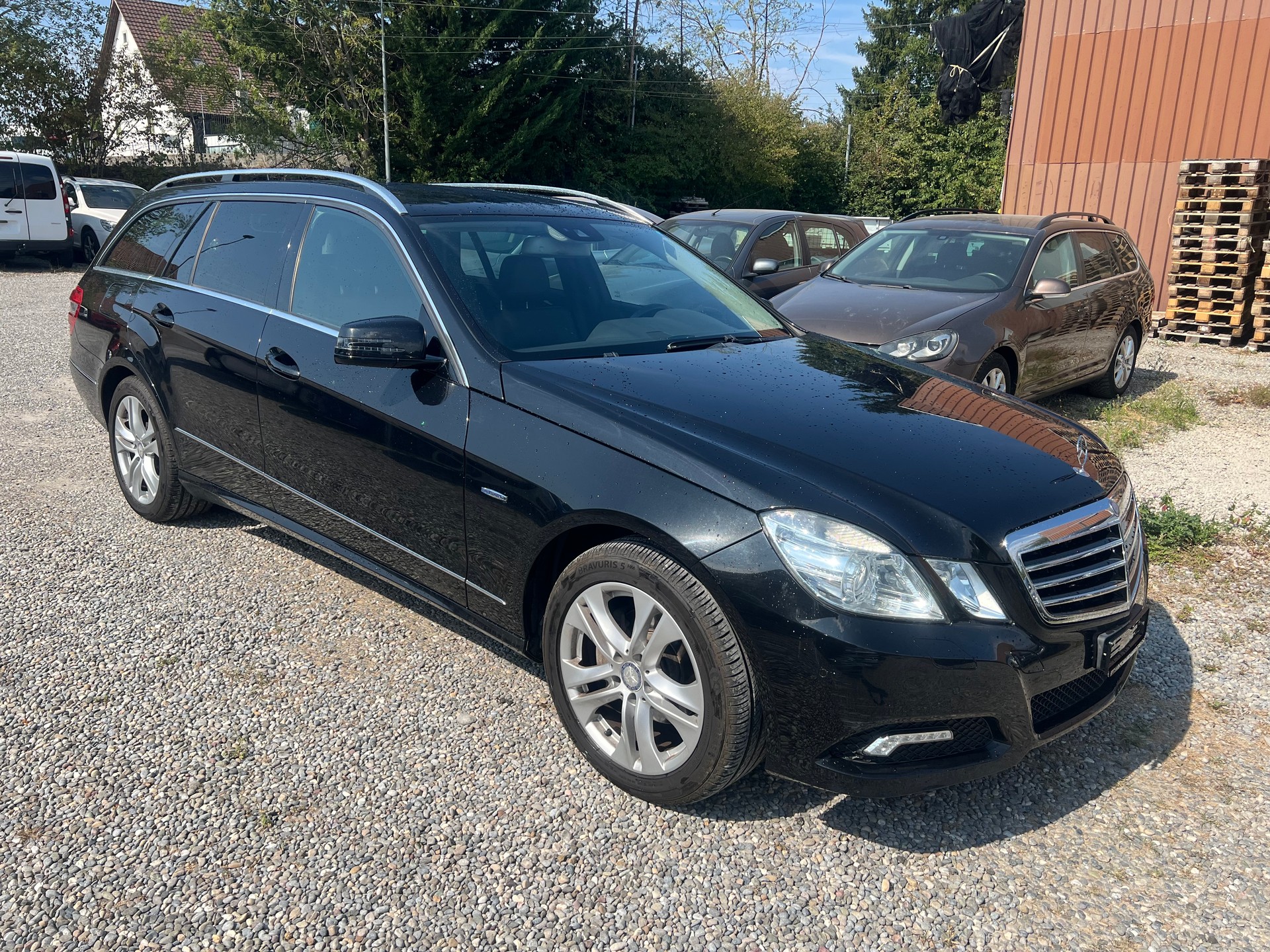 MERCEDES-BENZ E 200 CGI BlueEfficiency Avantgarde Automatic-image-2