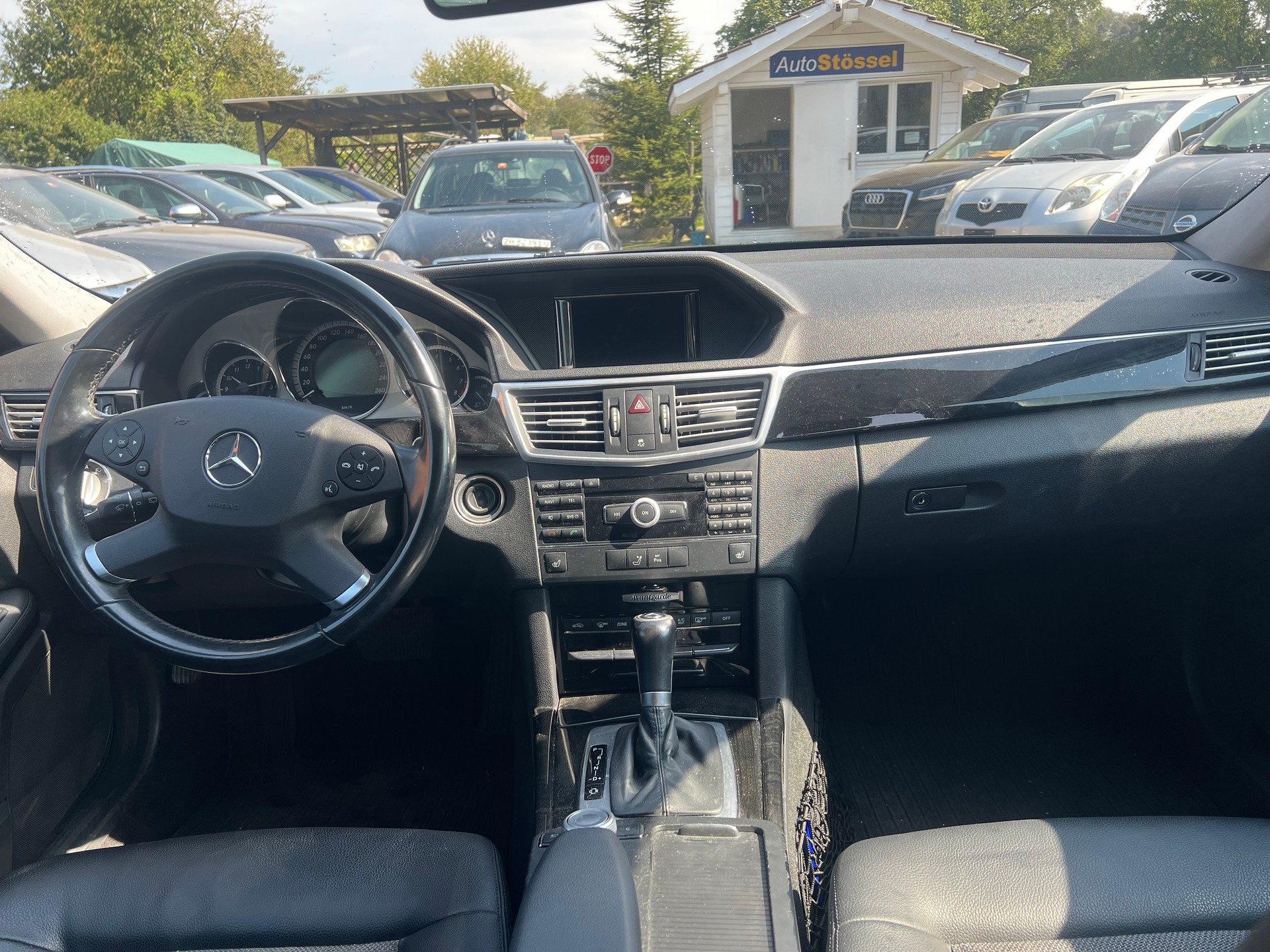 MERCEDES-BENZ E 200 CGI BlueEfficiency Avantgarde Automatic-image-6