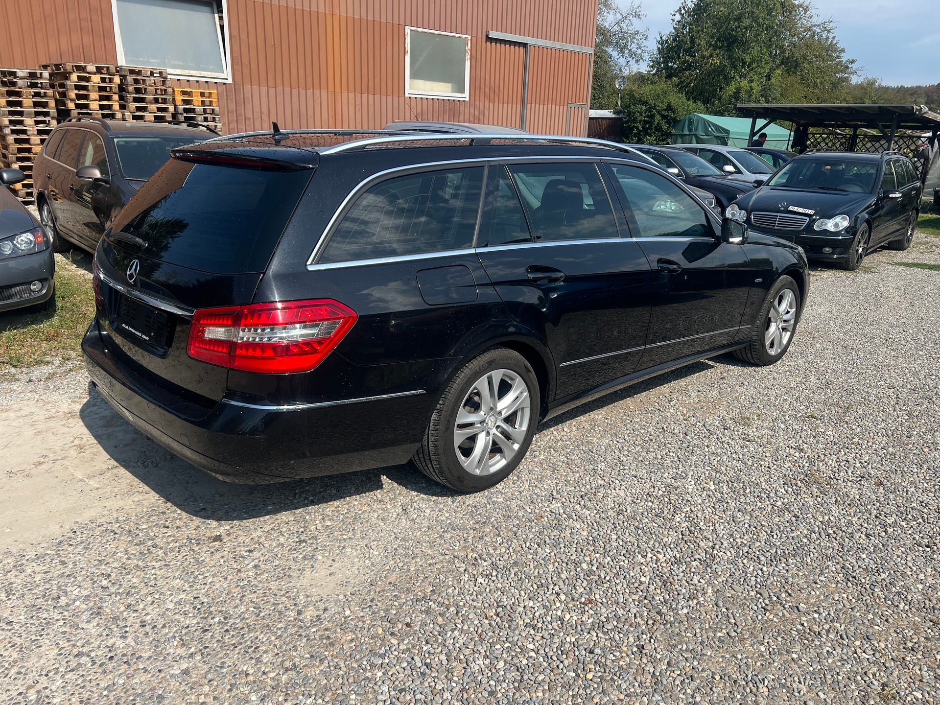 MERCEDES-BENZ E 200 CGI BlueEfficiency Avantgarde Automatic-image-3