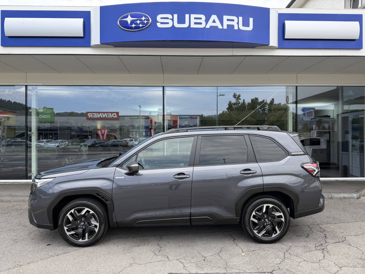SUBARU Forester Station 2.0i e-Boxer Swiss Plus-image-0