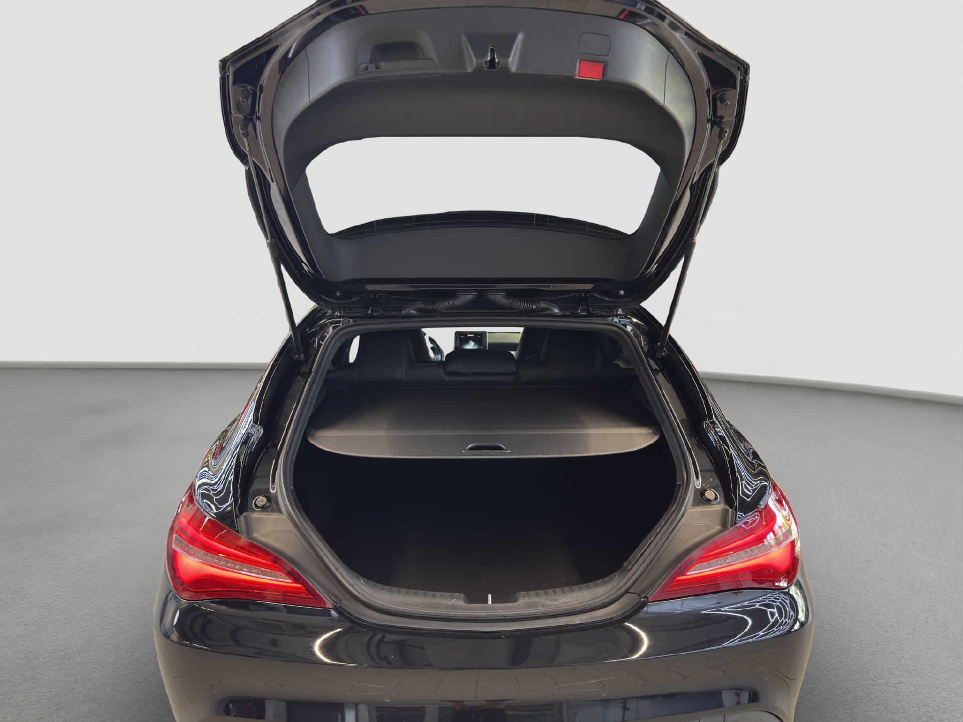MERCEDES-BENZ CLA 220 Urban 4MATIC Shooting Brake-image-14