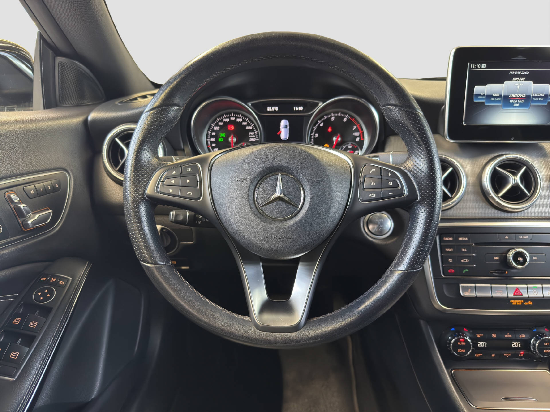 MERCEDES-BENZ CLA 220 Urban 4MATIC Shooting Brake-image-8