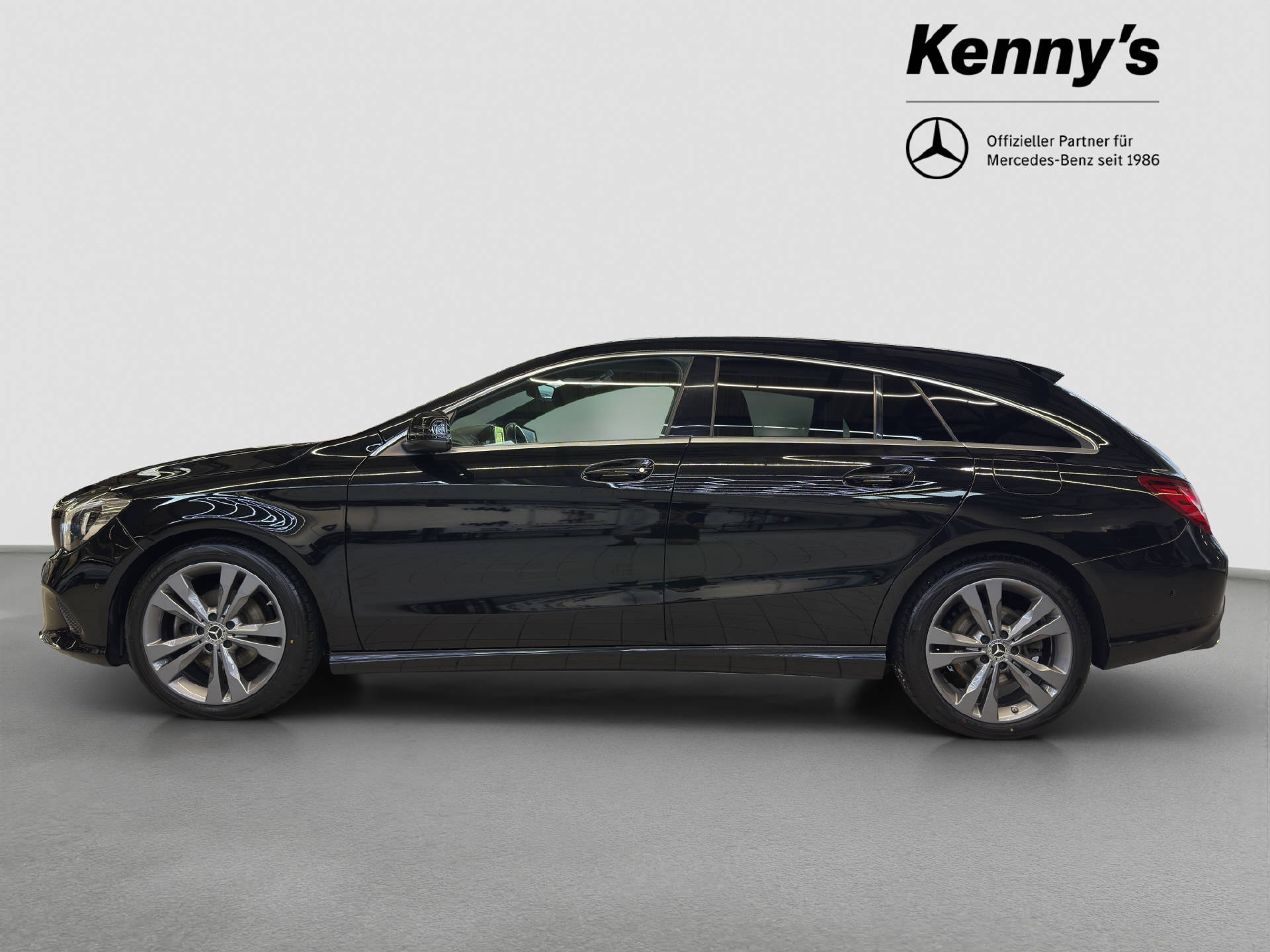 MERCEDES-BENZ CLA 220 Urban 4MATIC Shooting Brake-showroom-element-2