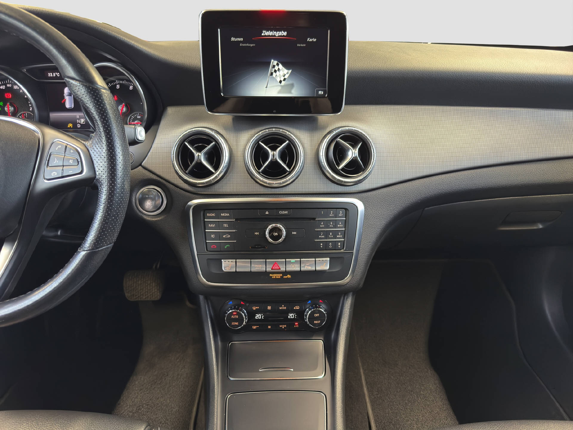 MERCEDES-BENZ CLA 220 Urban 4MATIC Shooting Brake-image-9