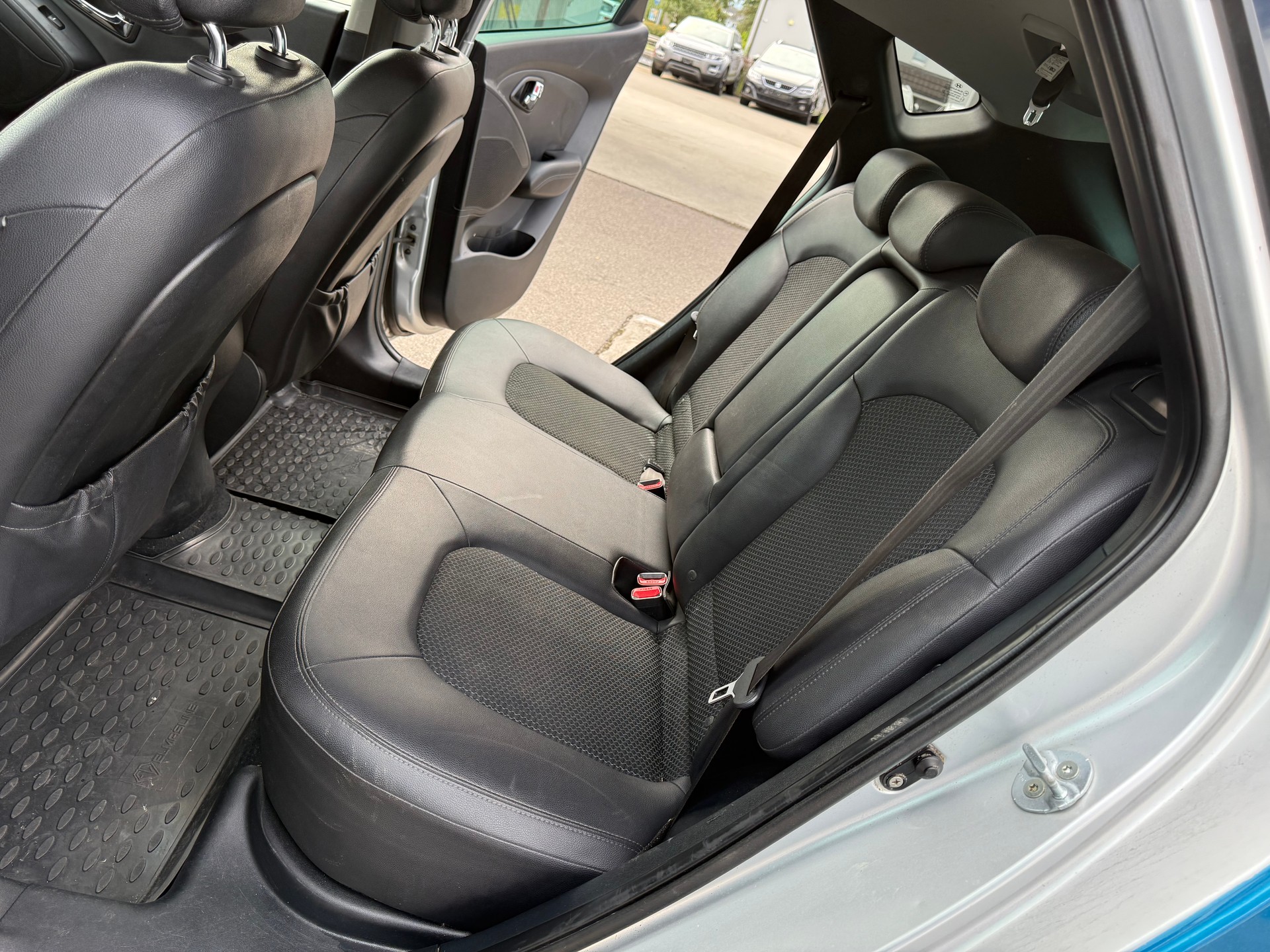 HYUNDAI iX 35 2.0 CRDi Style 4WD Automatic-image-10