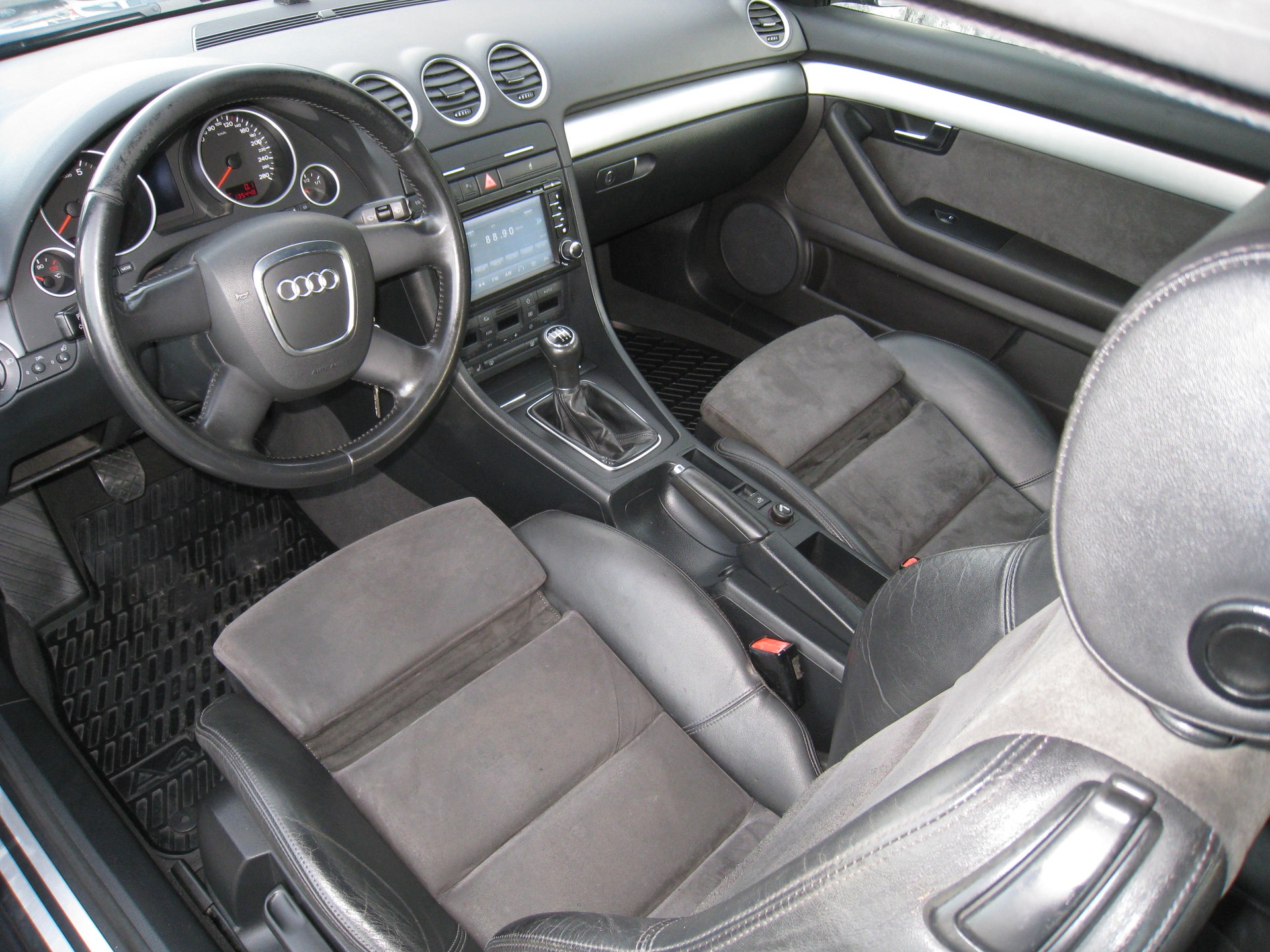 AUDI A4 Cabriolet 2.0T FSI-image-12