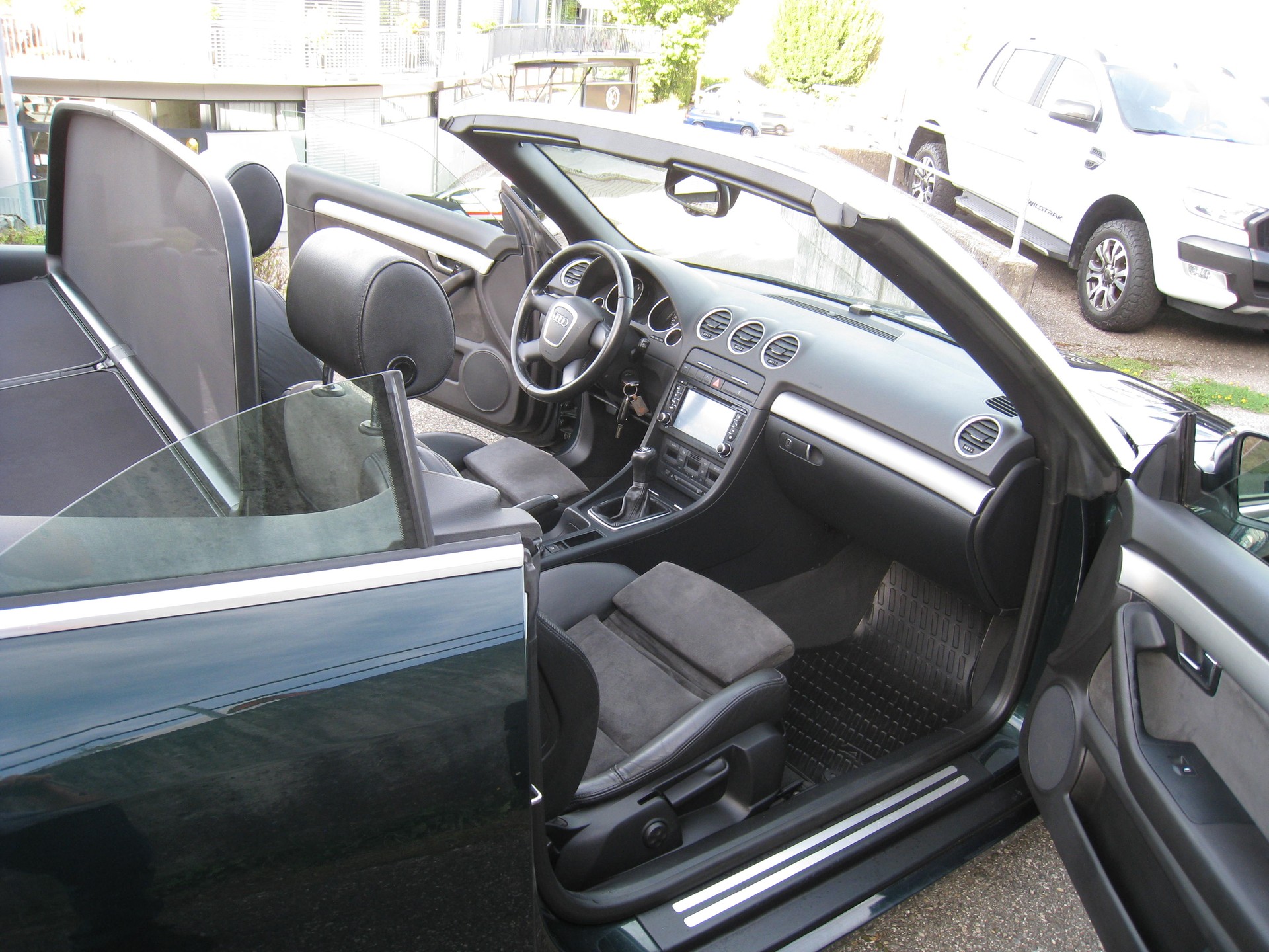 AUDI A4 Cabriolet 2.0T FSI-image-9
